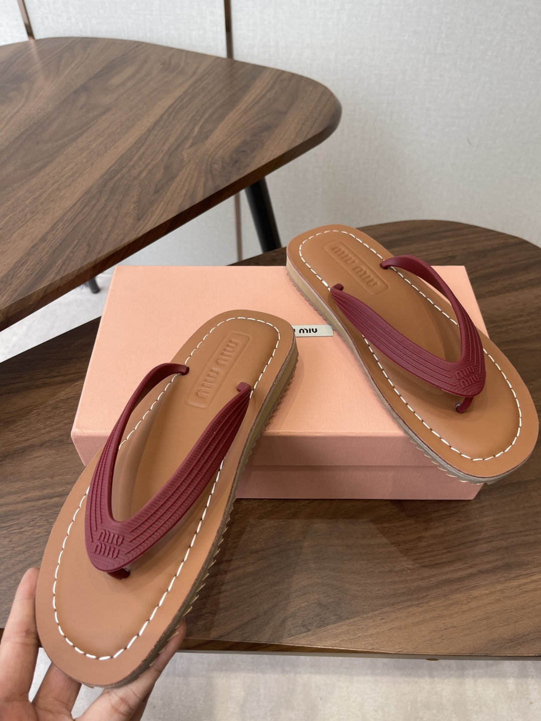 Miu Miu Miu 26ss 春夏季走秀款 夹趾凉鞋 最新款 夹趾徽标