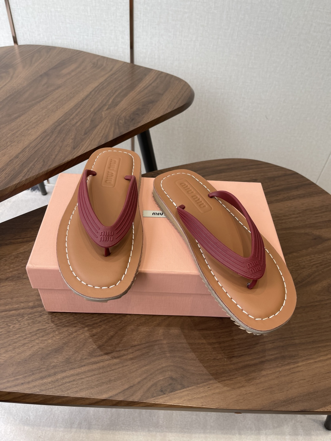Miu Miu Miu 26ss 春夏季走秀款 夹趾凉鞋 最新款 夹趾徽标