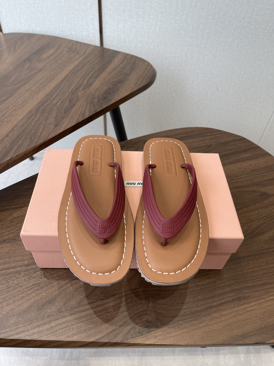 NO:788671,Miu Miu 26ss Spring and Summer Catwalk Style Flip-Toe Sandals Latest Style Flip-Toe Logo Women's Summer Slippers, made of full-body cowhide material, soft and soft on the upper foot, skin-friendly, soft and comfortable, gorgeous craftsmanship creates exquisite three-dimensional texture, reinterpreting the classic aesthetics of sandals. The iconic metal lettering logo decorates the upper, adding a distinctive style, the leather sole and covered heel design make you comfortable to walk  Imported fetal cowhide upper, full sheepskin lining, original molded outsole, Size#35-40 (40-41 customized, non-returnable), split-toe shoes, miumiu, sandals, slippers, cowhide, sheepskin19860909Miu Miu 26ss 春夏季走秀款 夹趾凉鞋 最新款 夹趾徽标 女士夏季拖鞋 ,全胎牛皮 材质 ,上脚软软绵绵的 , 亲肤柔软舒适 ,华美工艺营造精致的立体纹理质感,重释凉鞋的经典美学 标志性的金属刻字徽标装点鞋面,平添鲜明格调,皮革鞋底与包覆式鞋跟设计令人舒心起行 鞋面进口胎牛皮 内里垫脚全羊皮 大底原版开模大底 Size#35-40（40 41订做不退换）,分趾鞋,miumiu,sandals,slippers,cowhide,sheepskin,Women's Shoes