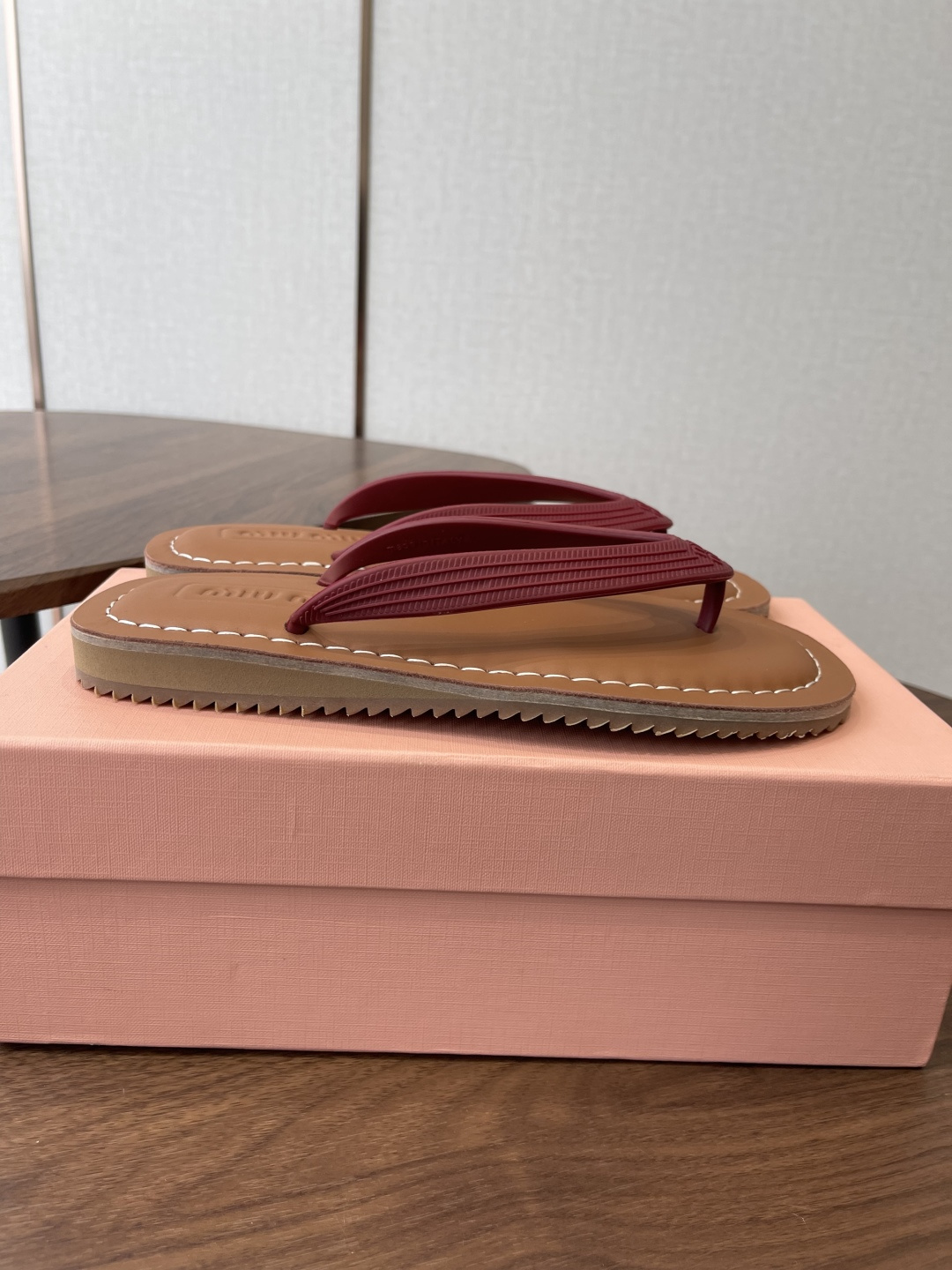Miu Miu Miu 26ss 春夏季走秀款 夹趾凉鞋 最新款 夹趾徽标