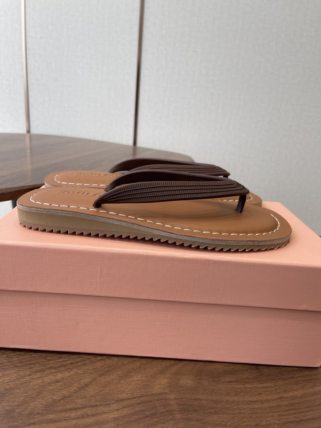 Miu Miu Miu 26ss 春夏季走秀款 夹趾凉鞋 最新款 夹趾徽标