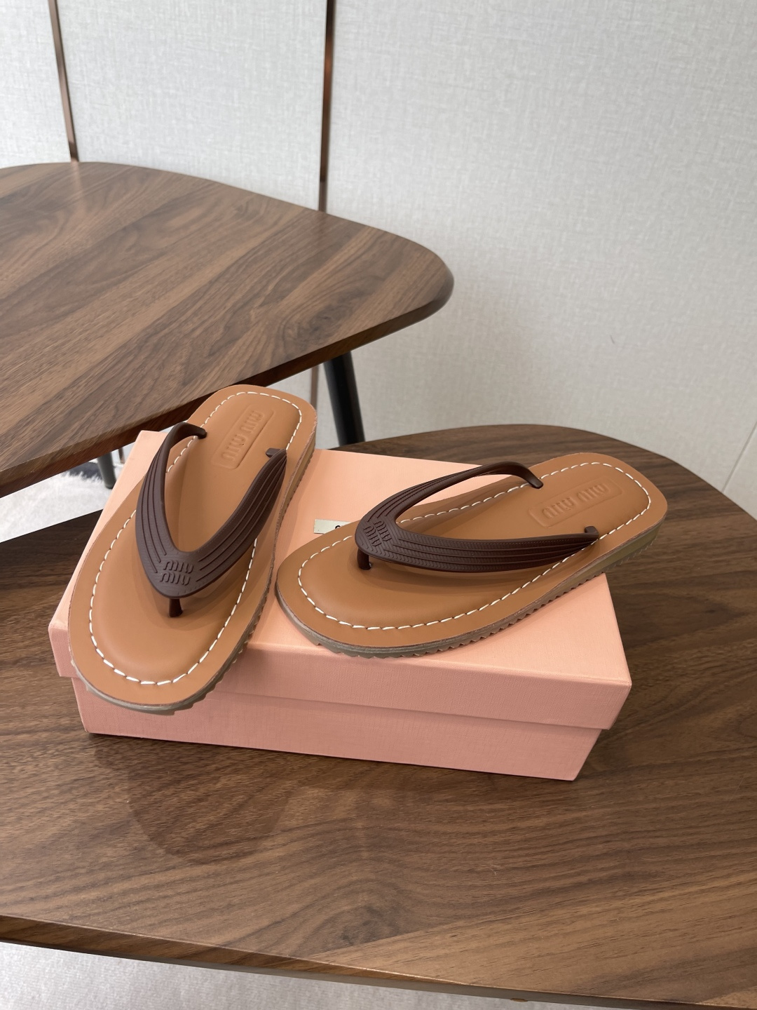 Miu Miu Miu 26ss 春夏季走秀款 夹趾凉鞋 最新款 夹趾徽标