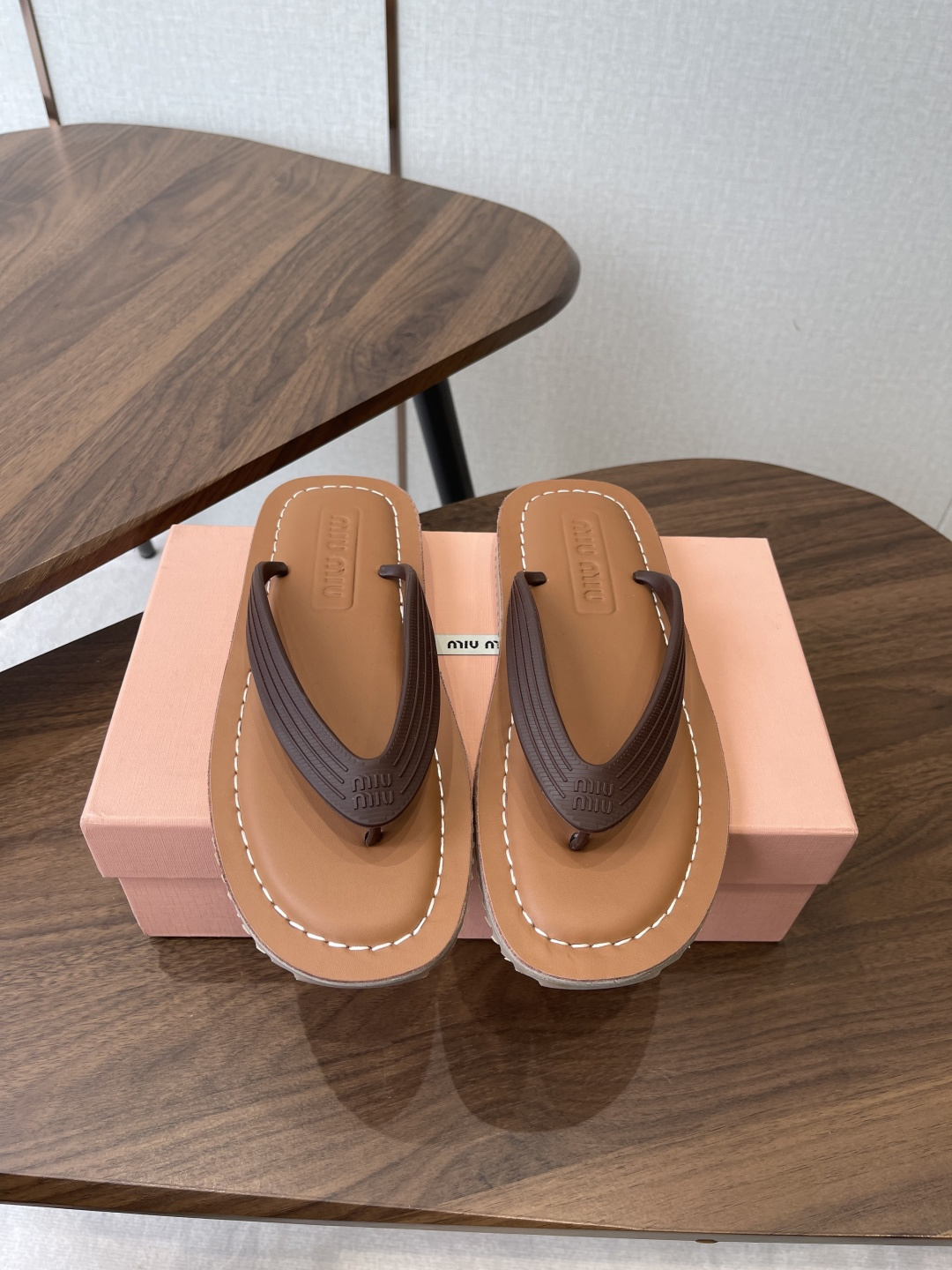 NO:787638,Miu Miu 26ss Spring and Summer Catwalk Style Flip-Toe Sandals Latest Style Flip-Toe Logo Women's Summer Slippers, made of full-body cowhide material, soft and soft on the upper foot, skin-friendly, soft and comfortable, gorgeous craftsmanship creates exquisite three-dimensional texture, reinterpreting the classic aesthetics of sandals. The iconic metal lettering logo decorates the upper, adding a distinctive style, the leather sole and covered heel design make you comfortable to walk  Imported fetal cowhide for the upper, full sheepskin lining for the feet, original molded outsole, 15 Size#35-40 (40 41 customized, non-returnable), split-toe shoes, miumiu, sandals, slippers, cowhide, sheepskin19860909Miu Miu 26ss 春夏季走秀款 夹趾凉鞋 最新款 夹趾徽标 女士夏季拖鞋 ,全胎牛皮 材质 ,上脚软软绵绵的 , 亲肤柔软舒适 ,华美工艺营造精致的立体纹理质感,重释凉鞋的经典美学 标志性的金属刻字徽标装点鞋面,平添鲜明格调,皮革鞋底与包覆式鞋跟设计令人舒心起行 鞋面进口胎牛皮 内里垫脚全羊皮 大底原版开模大底 15 Size#35-40（40 41订做不退换）,分趾鞋,miumiu,sandals,slippers,cowhide,sheepskin,Women's Shoes