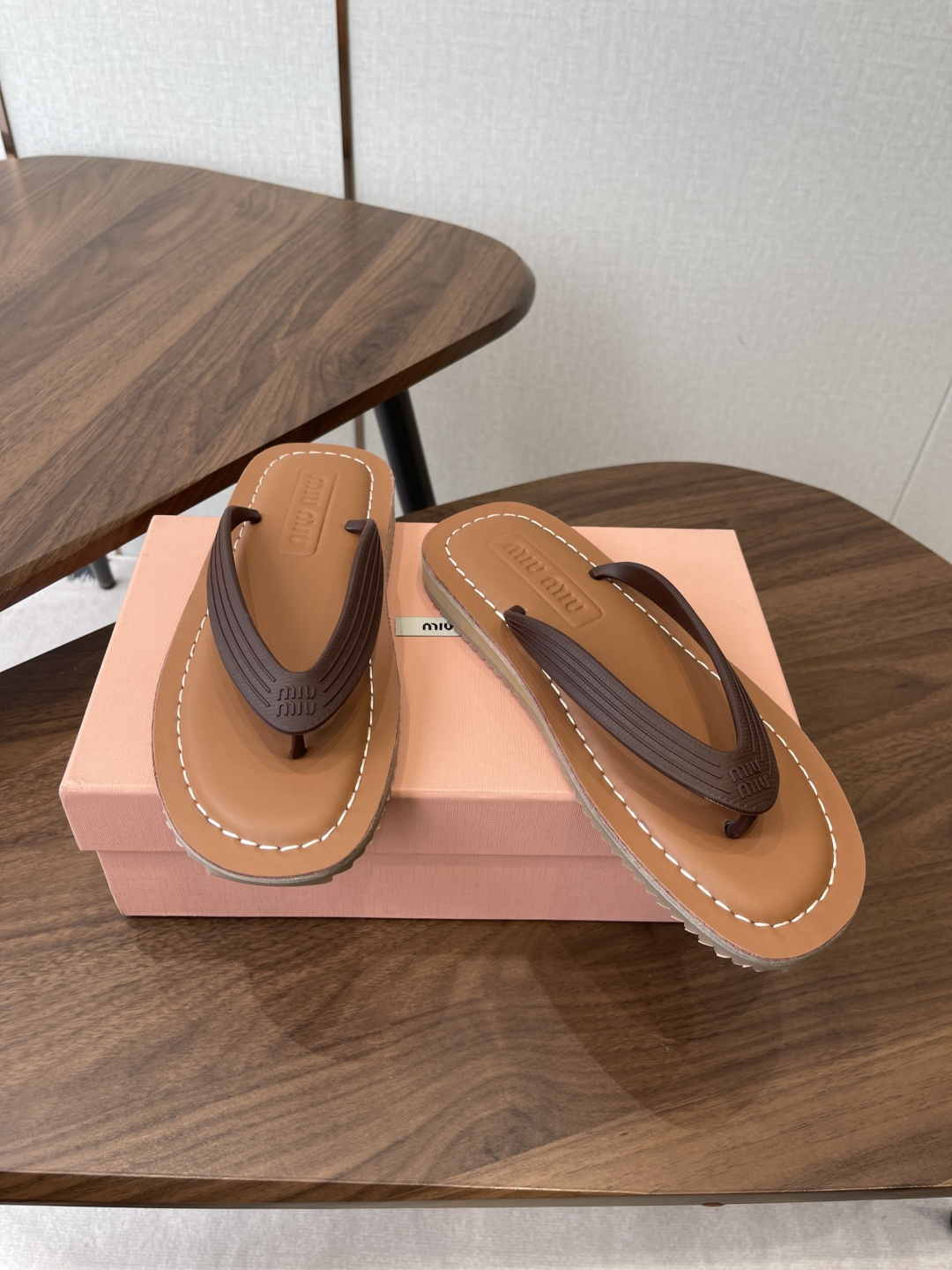 Miu Miu Miu 26ss 春夏季走秀款 夹趾凉鞋 最新款 夹趾徽标