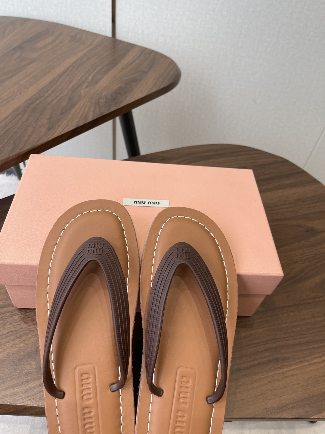 Miu Miu Miu 26ss 春夏季走秀款 夹趾凉鞋 最新款 夹趾徽标