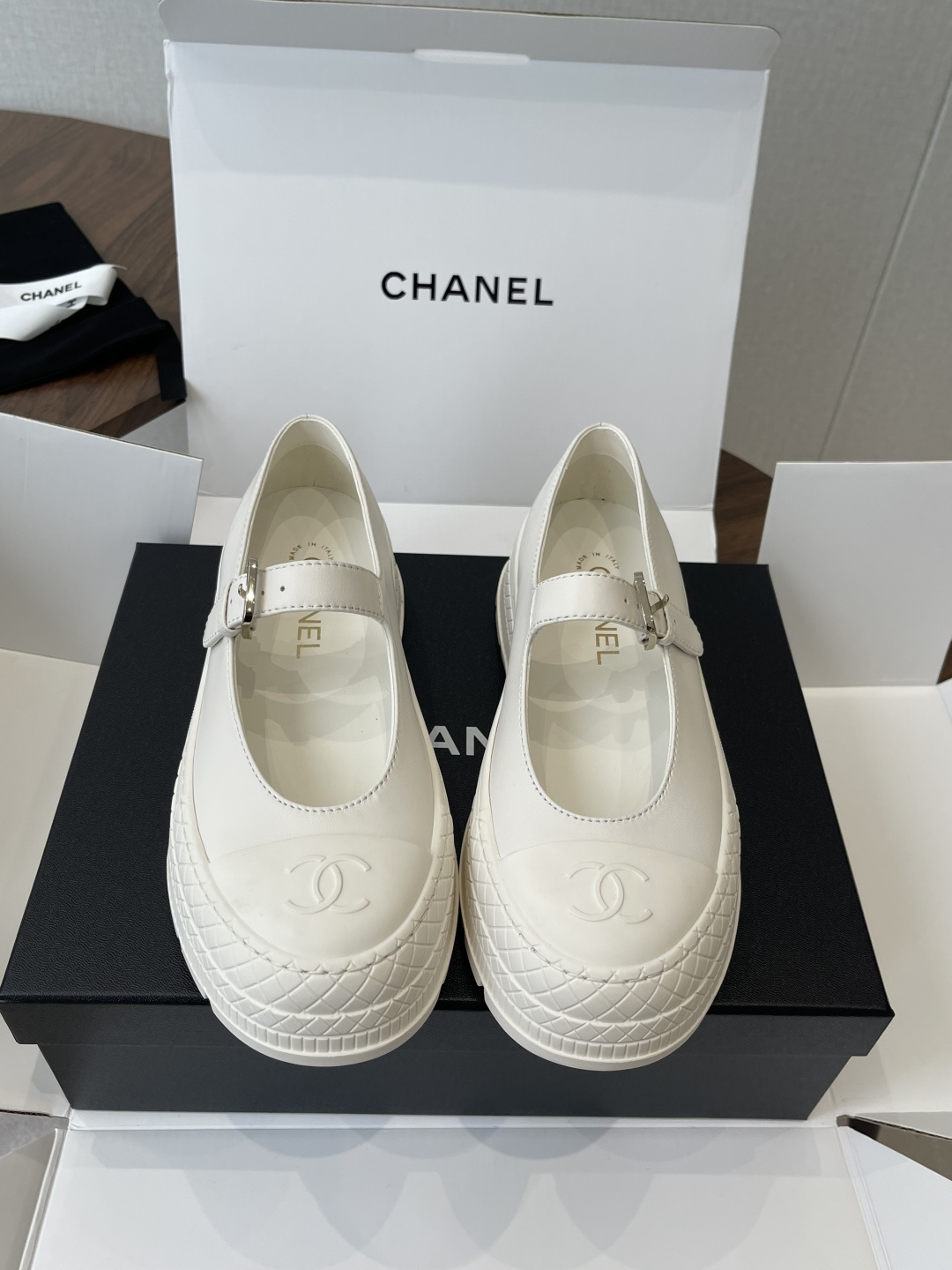 NO:788686,Produced in Wanguan (packaged in sync box on official website) CHANEL Chanel 26ss spring and summer show style Mary Jane thick-soled casual shoes. I was attracted by it at first sight. Feel free to wear it according to the weather changes!  Put on socks to instantly transform into cute shoes for spring and summer!  Transform into a magical princess in seconds. The upper is made of original imported sheepskin. The lining is silk sheepskin. The foot feels super comfortable. The leather is very soft and skin-friendly. The original open-molded rubber outsole Size35-41 (40 41 customized), Mary Jane, chanel, chanel, mary jane, sheepskin19860909莞产（官网同步盒包装） CHANEL 香奈儿 26ss 春夏秀款 玛丽珍 厚底 休闲鞋 第一眼看上就被种草了根据天气变化自由穿搭！套上袜套春夏秒变可爱单鞋！秒变魔法公主 鞋面采用原版进口羊皮 内里踮脚丝绸羊皮 脚感超级舒服 皮料非常柔软亲肤 原版开模橡胶大底 Size35-41（40 41定制）,玛丽珍,chanel,chanel,mary jane,sheepskin,Women's Shoes