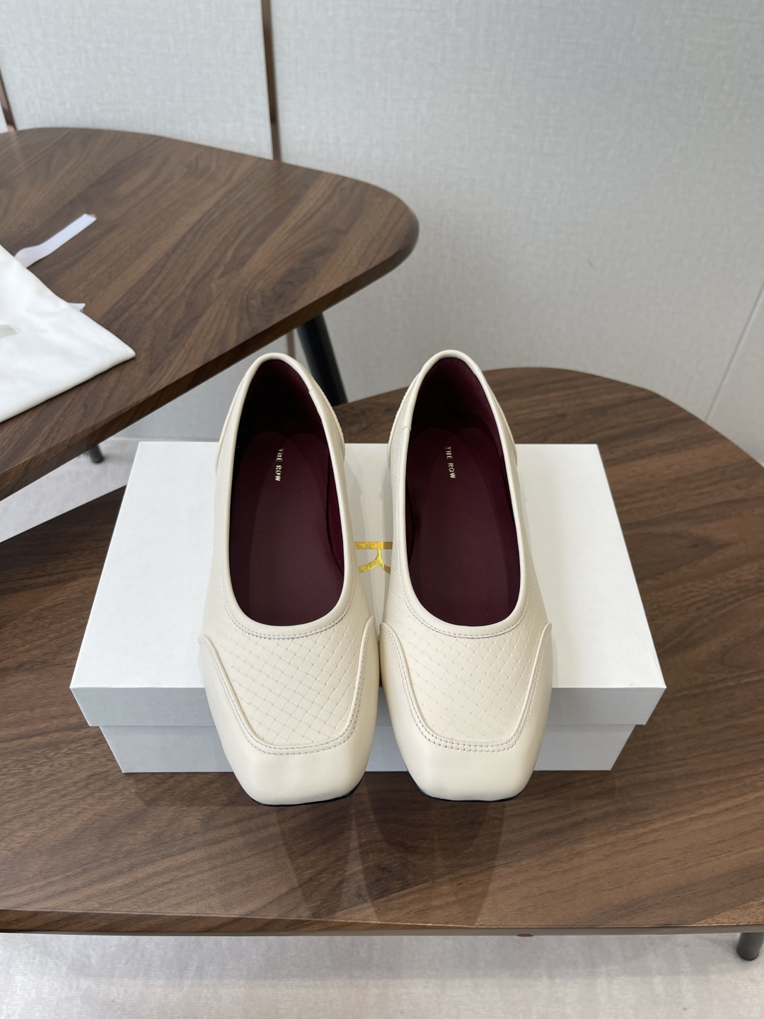 NO:788683,The Row26ss new early spring minimalist square-toe shoes from Wanguan are the perfect finishing touch for the autumn atmosphere. The minimalist square toe + delicate embossing are low-key but recognizable, retro and elegant. The soft and waxy leather wraps the feet, and the flat-soled design is so stable that it won’t wear your feet at all.  The navy blue is calm, the black is capable, the off-white is refreshing, and the caramel is warm, and they will give you the tenderness throughout autumn and winter. Pair it with a coat to look like an intellectual sister, and with a knitted sweater, you will look like a soft and cute girl. Every step is lazy and elegant. The steps are relaxed and autumnal, and the square-toed embossed granny shoes put gentleness under your feet. Four colors are available, which can give you a sense of high-end throughout autumn. Effortlessly fashionable, start with this pair of shoes. The upper is made of imported calf leather.  Lining full-grain mixed sheepskin outsole Italian leather outsole injection molding size 35-40 (customized size 40 is non-refundable), single shoes, cowhide, sheepskin, Leather soles19860909莞产the Row26ss早春新款极简方头单鞋 秋日氛围感的点睛之笔,非它莫属,极简方头+细腻压纹,低调却有辨识度,复古又显气质.软糯皮革包裹双脚,平底设计走路稳到飞起,完全不磨脚 藏蓝沉稳、黑色干练、米白清爽、焦糖温暖,承包你整个秋冬的温柔.配大衣是知性姐姐,配针织衫是软萌少女,每一步都慵懒又优雅. 步履松弛,秋日质感,方头压纹奶奶鞋,把温柔踩在脚下.四色可选,承包整个秋天的高级感,不费力的时髦,从这双鞋开始. 鞋面进口小牛皮 内里全粒面混种羊皮 大底意大利真皮大底注塑射出 size35-40码（40码定制不退换）,单鞋,cowhide,sheepskin,Leather soles,Women's Shoes