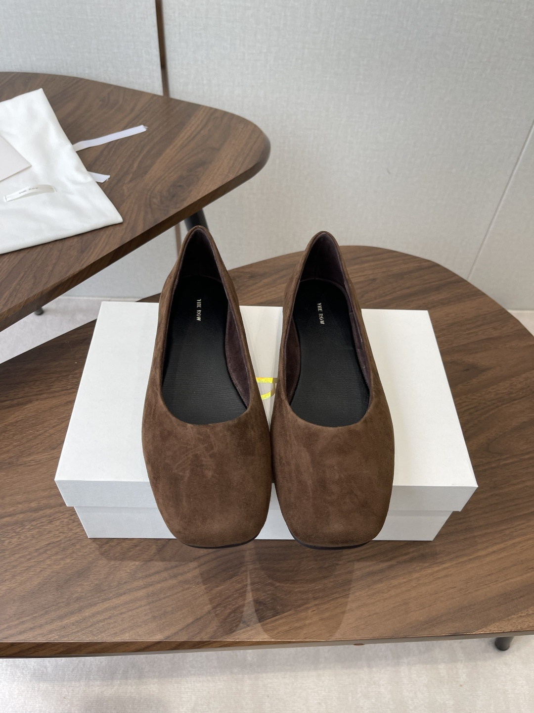 NO:788682,The Row 26ss from Wandan is the latest minimalist style slip-on deep-mouth single shoe. This is a brand that uses the best materials to produce minimalist style. The very careful craftsmanship has gained a large number of fans. It is light and comfortable, not heavy, soft and comfortable!  Classic commuting loafers~ The seemingly simple craftsmanship is not simple at all. The uppers are hand-sewn with mark lines, which are full and three-dimensional, not too much, not too little, just right. They are very comfortable to look at. The natural texture of the whole pair of shoes is natural and three-dimensional, round and loose, and the key is very light. It is a pleasure to put on the feet. It looks good with any clothes!  The toe mark line production process makes the whole pair of shoes full of visual effects. The suede material has a flexible and delicate texture, and the foot feels very comfortable. The overall design is smart, delicate and comfortable. The style is versatile. It can be easily matched with trousers, jeans and dresses. It is full of literary style. The 2.5cm heel is comfortable and easy to walk. It can be worn all year round... The material is imported calfskin. The inner foot pad is imported full-grain mixed sheepskin. The outsole is imported Italian genuine leather. Size35-40 (40  Custom-made (non-refundable), shoes, loafers, skirts, jeans, cowhide, sheepskin, Leather soles19860909莞产The Row 26ss 最新极简风 一脚蹬 深口单鞋 这是一个用最好的材质来制作极简风的品牌,非常用心的工艺收获了一大波粉丝,轻盈自在不厚重,柔软舒适！ 经典通勤的乐福鞋～看似简约工艺确一点也不简单,鞋面手工缝制马克线,饱满立体,不多不少刚刚好,视觉及其舒服,整双鞋子天然生成的纹理自然而又立体,圆润宽松,关键很轻,上脚是享受,搭配任何衣服都好看！ 鞋头马克线制作工艺让整双鞋视觉效果拉满,反绒皮材质质感柔韧细腻,脚感非常舒适,整体设计干练秀气又舒适款式百搭,西裤牛仔裤连衣裙轻松搭配,文艺范十足,2.5cm鞋跟舒适好走,一年四季都可以穿的款… 面料进口小牛皮 内里垫脚进口全粒面混种羊皮 大底进口意大利真皮大底 Size35-40（40 订做不退换）,单鞋,loafers,skirts,jeans,cowhide,sheepskin,Leather soles,Women's Shoes