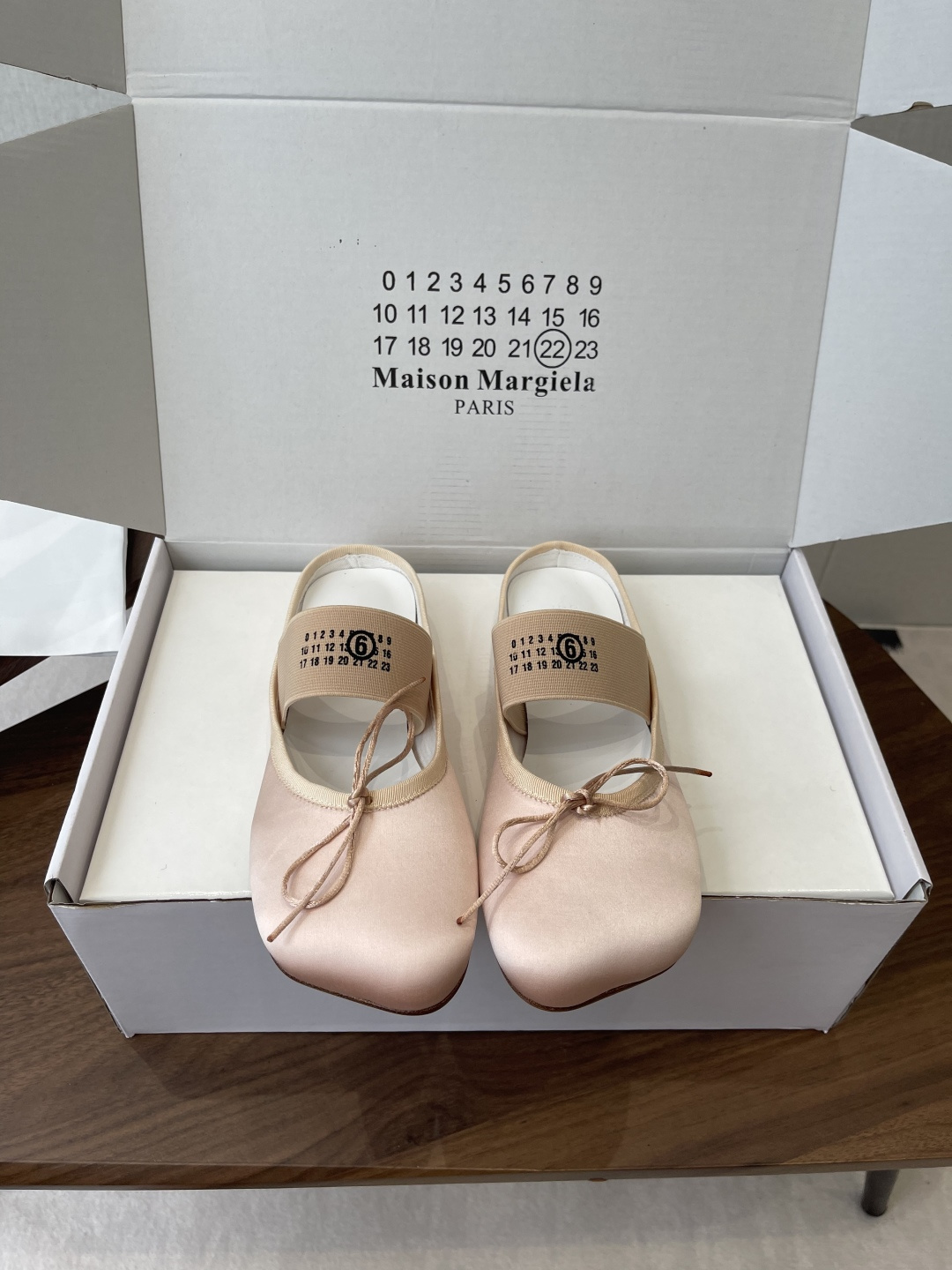 NO:788680,Maison Marginal* MM6 new arrival in early spring, apple-toe ballet slippers and half slippers. Designer Margiela is so talented. She uses satin design elements to create shoes. The single shoe is smart and exquisite. Half slippers match short skirts. Sexy personality. Fabric is silk. Lined lining. Original open molded heel. Italian imported leather outsole. Heel: 1cm. Size: 35-40 (40 orders are not returned or exchanged), half drag, masion margiela, masion.  margiela,skirts,real silk,silk fabric,Leather soles19860909Maison Marginal* MM6初春新品苹果头芭蕾舞鞋半拖 马吉拉设计师太有才了 采用绸缎设计元素打造鞋品 单鞋干练精致 半拖搭配短裙 性感个性 面料真丝 内里布里 原版开模鞋跟 意大利进口真皮大底 鞋跟: 1cm 码数:35-40（40订做不退不换）,半拖,masion margiela,masion margiela,skirts,real silk,silk fabric,Leather soles,Women's Shoes