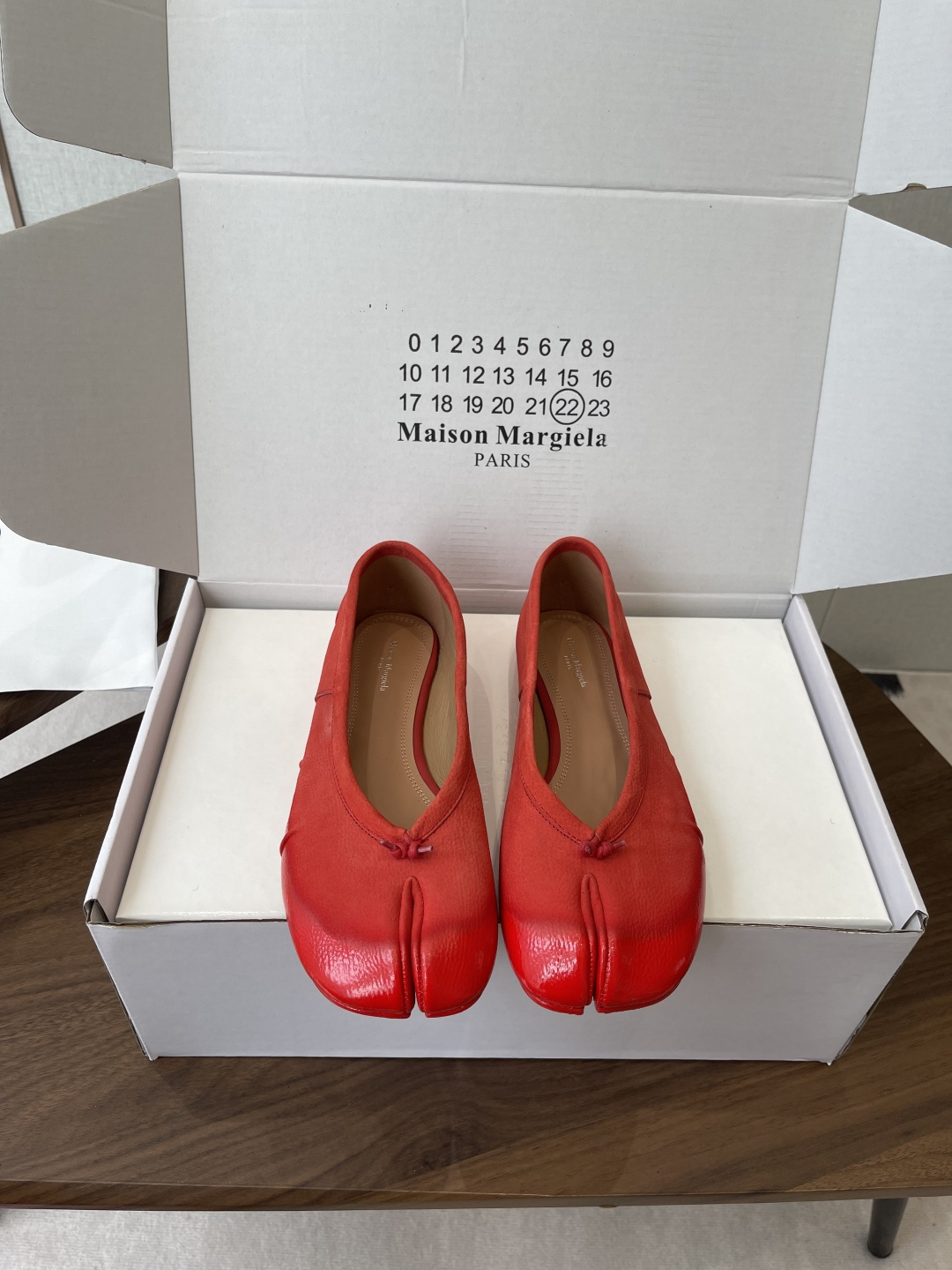 NO:788678,Maison Margiela's Tabi split-toe ballet shoes are its iconic item, combining design and comfort, and are a highly sought-after 'niche hit' in the fashion circle. The bright red paint process has an eye-catching color and strong gloss. It is paired with a classic shallow ballet shoe shape, which is in line with the highly recognizable colors such as 'Benming Red' and 'Facai Red' launched by the brand in recent years. The upper feet are not bound by conventions, and you can be yourself as you like ~ the upper feet are super soft and comfortable  Upper imported cow nubuck, lining sheepskin, outsole original Italian double-layer genuine leather sole Size35-42 (customized for 40, 41, 42), split-toe shoes, masion margiela, sheepskin19860909Maison Margiela马吉拉 的 Tabi 分趾芭蕾舞单鞋,属于其标志性单品,兼具设计感与舒适度,是时尚圈备受追捧的“小众爆款”. 鲜红色淋漆工艺,色泽抢眼、光泽感强,搭配经典浅口芭蕾舞鞋型,符合品牌近年来推出的“本命红”和“发财红”等高辨识度配色. 上脚不被常规所拘束,随心所欲做自己～上脚超级柔软舒适 鞋面进口牛磨砂 内里羊皮里 大底原版意大利双层真皮底 Size35-42（40、41、42定做）,分趾鞋,masion margiela,sheepskin,Women's Shoes