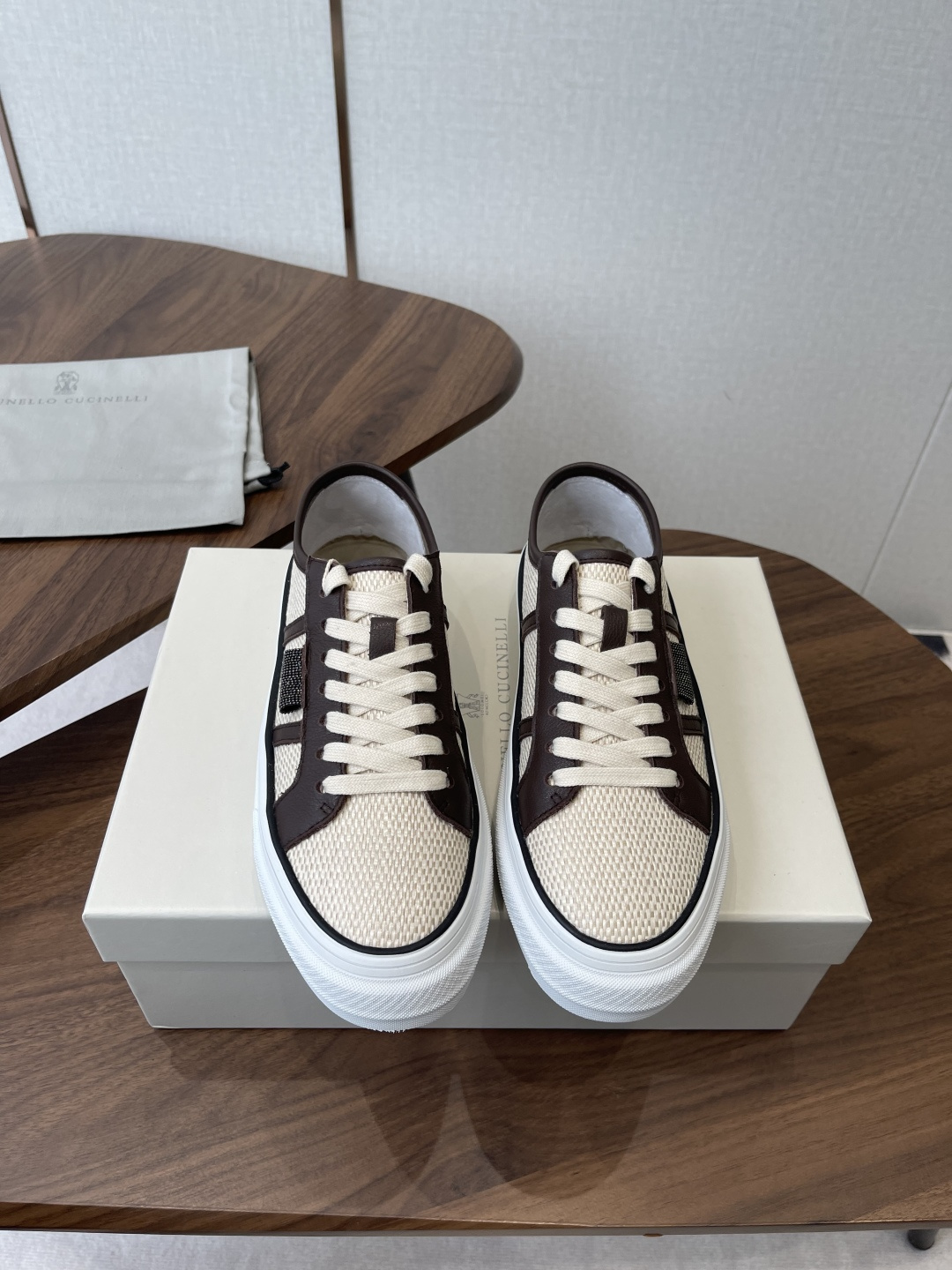 NO:788676,brunello cucinelli classic retro sports shoes series bc is a well-known Italian brand with minimalist style and handmade bead chain accessories!  Retro and high-end!  Simple and elegant, it is a very attractive style!  The king of advanced jokers is totally irresistible!  The feet feel very good and comfortable!  It looks ordinary, but looks slim and handsome!  Not limited to any occasion, daily work, fashionable and capable!  Super versatile!  Super eye-catching!  Suitable for spring, summer, autumn and winter all year round. Imported cow velvet upper/open mold mesh. Water-dyed sheepskin lining. Original rubber foam outsole. Size#35-41 (35-41 custom-made, non-refundable), casual shoes/sports shoes, brunello cucinelli, sneakers, sheepskin19860909brunello cucinelli经典复古运动鞋 系列 bc是意大利知名品牌 极简主义风格,纯手工串联珠链配饰！复古又高级！ 简约又大气,属于非常耐看的款式！高级百搭之王 完全没有抵抗力！脚感很好很舒服！看起来平平无奇,穿起来又瘦又帅！ 不局限任何场合,日常工作、时尚又干练！超级百搭！超级耐看！一年四季春夏秋冬皆适宜 鞋面进口牛绒/开模网面 内里水染羊皮 大底原版橡胶发泡大底 Size#35-41（35 41订做不退换）,休闲鞋/运动鞋,brunello cucinelli,sneakers,sheepskin,Women's Shoes