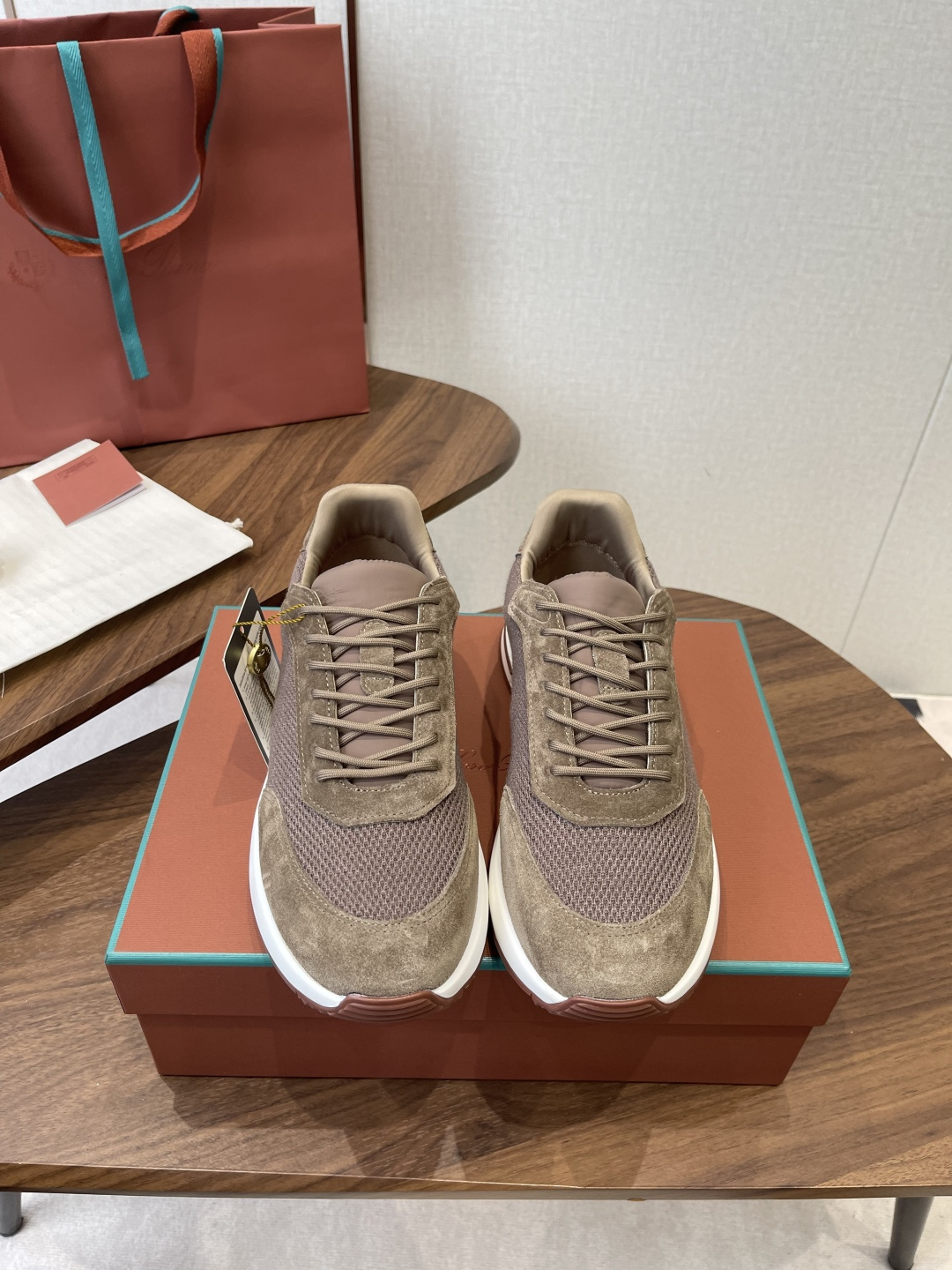 NO:788674,LP's new product Loro Piana Cairn Walk sneakers for dad. Official price RMB 8,200. These urban-inspired sneakers fit comfortably on your feet. The cowhide suede panels add a refined texture to the stylish silhouette, and the soft padding follows every contour, making them an ideal companion for urban adventures or weekend casual outings. The lightweight and soft soles are designed with complex and finely carved textures for excellent performance.  Size male 39-45 (45 46 customized, non-returnable), casual shoes/sports shoes, loro piana, loro piana, sneakers, cowhide19860909LP 家新品Loro Piana 诺悠 翩雅Cairn Walk 运动鞋老爹鞋  官方售价 RMB 8,200 这款灵感源自都市风格的运动鞋舒适贴合脚部. 牛皮绒面革饰片为时尚外形平添精致质感,柔软的衬垫贴合每一道轮廓,使其成为都市冒险或周末休闲出游的理想伴侣. 轻盈柔软的鞋底采用繁复精细的雕刻纹理设计,性能出色 Size男39-45（45 46订做不退换）,休闲鞋/运动鞋,loro piana,loro piana,sneakers,cowhide,Women's Shoes