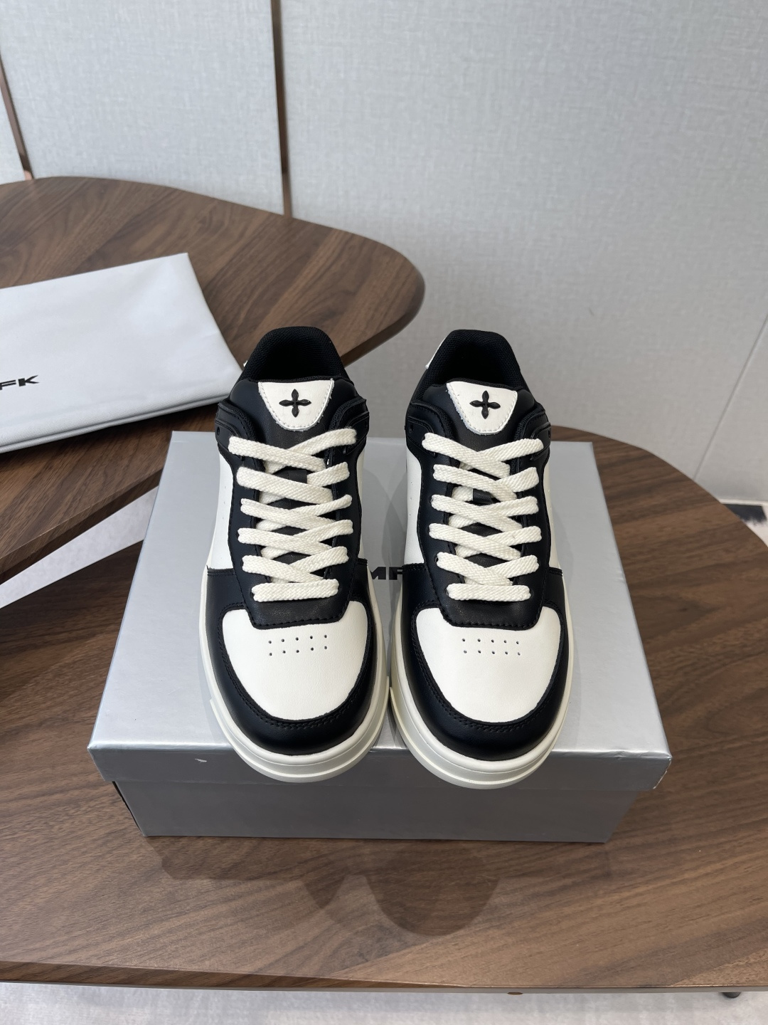 NO:788672,SMFK cross 2026 new early spring thick-soled sneakers are out of stock at the counter. You will be attracted by them at a glance. They are full of texture and can be incomparably higher on your feet. They can be worn with your eyes closed. They are one of the very fashionable items. Many Internet celebrity bloggers and celebrities wear SMFK sneakers. The more you look at them, the more you look at them. Super versatile. Original cowhide material. Leather lining. Original molded sole. Size 35-39# (40  Customized (non-refundable), casual shoes/sports shoes, sneakers, cowhide19860909SMFK十字2026早春新款厚底运动鞋 专柜断货王,一眼心动 质感拉满,上脚无敌增高,闭眼可入,非常时髦的单品之一超多网红博主、明星都穿SMFK的运动鞋,真的是越看越上头 超级百搭 面料原版牛皮材质 内里皮里 鞋底原版开模鞋底 Size35-39#（40 订做不退换）,休闲鞋/运动鞋,sneakers,cowhide,Women's Shoes