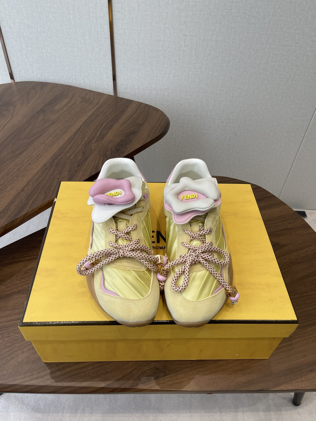 NO:788668,Fendi26ss early spring new flower flip moral training shoes new flower moral training shoes, sweet girl's spring and summer natal shoes directly become gods!  The iconic flower clamshell tongue design can be flipped or stood up with one click to switch between two styles, adding a sweet and cool feeling. The retro moral shoe style is matched with a thick sole, which makes the legs look longer and smaller in seconds, making it a must-have for a small person. The multi-material splicing technology, the soft sole is extremely comfortable on the feet, and will not wear your feet for a long time, so you can run around without stress for a long time. 4 kinds of dopamine fairy colors can cover your outfits throughout spring and summer. They look good with skirts and trousers, and are suitable for commuting, dating, and going out on the street.  Upper cow suede/cloth, lining cowhide, outsole original molded outsole size 35-40 (customized size 40 is not returnable), heel height 2cm, casual shoes/sports shoes, fendi, sneakers, skirts, cowhide19860909Fendi26ss早春新款花朵翻盖德训鞋 新款花朵德训鞋,甜妹春夏本命鞋直接封神！标志性花朵翻盖鞋舌设计,可翻可立两种风格一键切换,甜酷感直接拉满.复古德训鞋型搭配厚底,上脚秒显腿长显脚小,小个子天菜无疑.多材质拼接工艺,软底上脚巨舒服,久穿不磨脚,日常暴走无压力. 4种多巴胺神仙配色,承包你一整个春夏的穿搭,配裙配裤都好看,通勤、约会、出街全场景适配. 鞋面牛反绒/布 内里牛皮 大底原版开模大底 size35-40码（40码定制不退换） 跟高2cm,休闲鞋/运动鞋,fendi,sneakers,skirts,cowhide,Women's Shoes