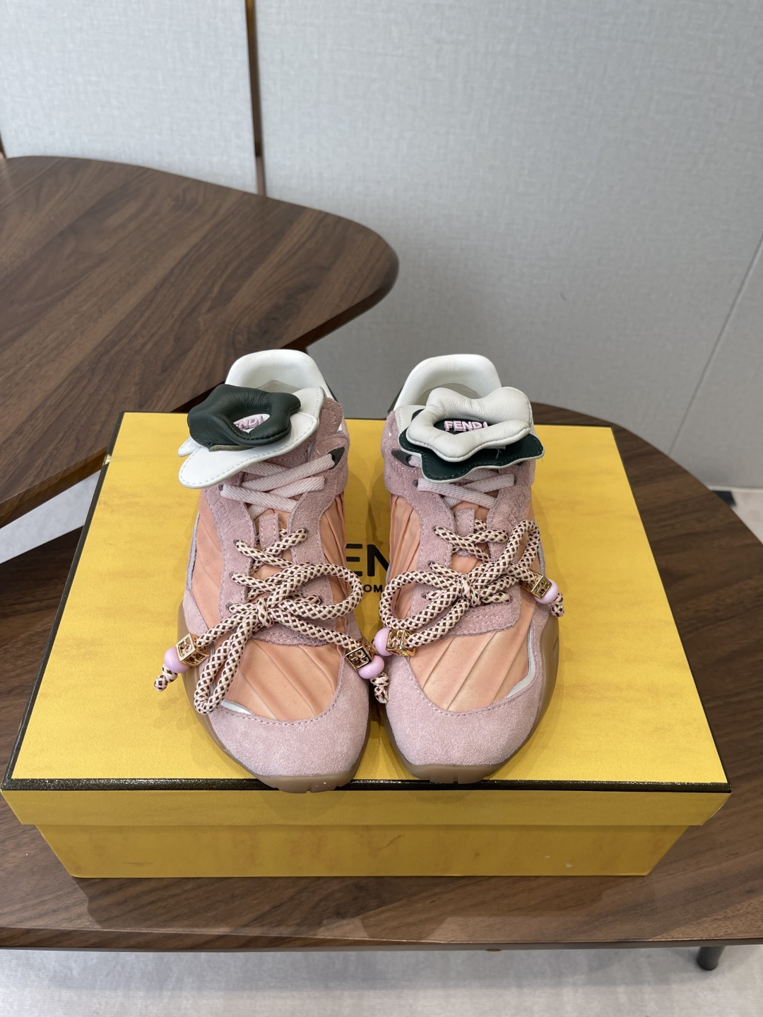 NO:788670,Fendi26ss early spring new flower flip moral training shoes new flower moral training shoes, sweet girl's spring and summer natal shoes directly become gods!  The iconic flower clamshell tongue design can be flipped or stood up with one click to switch between two styles, adding a sweet and cool feeling. The retro moral shoe style is matched with a thick sole, which makes the legs look longer and smaller in seconds, making it a must-have for a small person. The multi-material splicing technology, the soft sole is extremely comfortable on the feet, and will not wear your feet for a long time, so you can run around without stress for a long time. 4 kinds of dopamine fairy colors can cover your outfits throughout spring and summer. They look good with skirts and trousers, and are suitable for commuting, dating, and going out on the street.  Upper cow suede/cloth, lining cowhide, outsole original molded outsole size 35-40 (customized size 40 is not returnable), heel height 2cm, casual shoes/sports shoes, fendi, sneakers, skirts, cowhide19860909Fendi26ss早春新款花朵翻盖德训鞋 新款花朵德训鞋,甜妹春夏本命鞋直接封神！标志性花朵翻盖鞋舌设计,可翻可立两种风格一键切换,甜酷感直接拉满.复古德训鞋型搭配厚底,上脚秒显腿长显脚小,小个子天菜无疑.多材质拼接工艺,软底上脚巨舒服,久穿不磨脚,日常暴走无压力. 4种多巴胺神仙配色,承包你一整个春夏的穿搭,配裙配裤都好看,通勤、约会、出街全场景适配. 鞋面牛反绒/布 内里牛皮 大底原版开模大底 size35-40码（40码定制不退换） 跟高2cm,休闲鞋/运动鞋,fendi,sneakers,skirts,cowhide,Women's Shoes