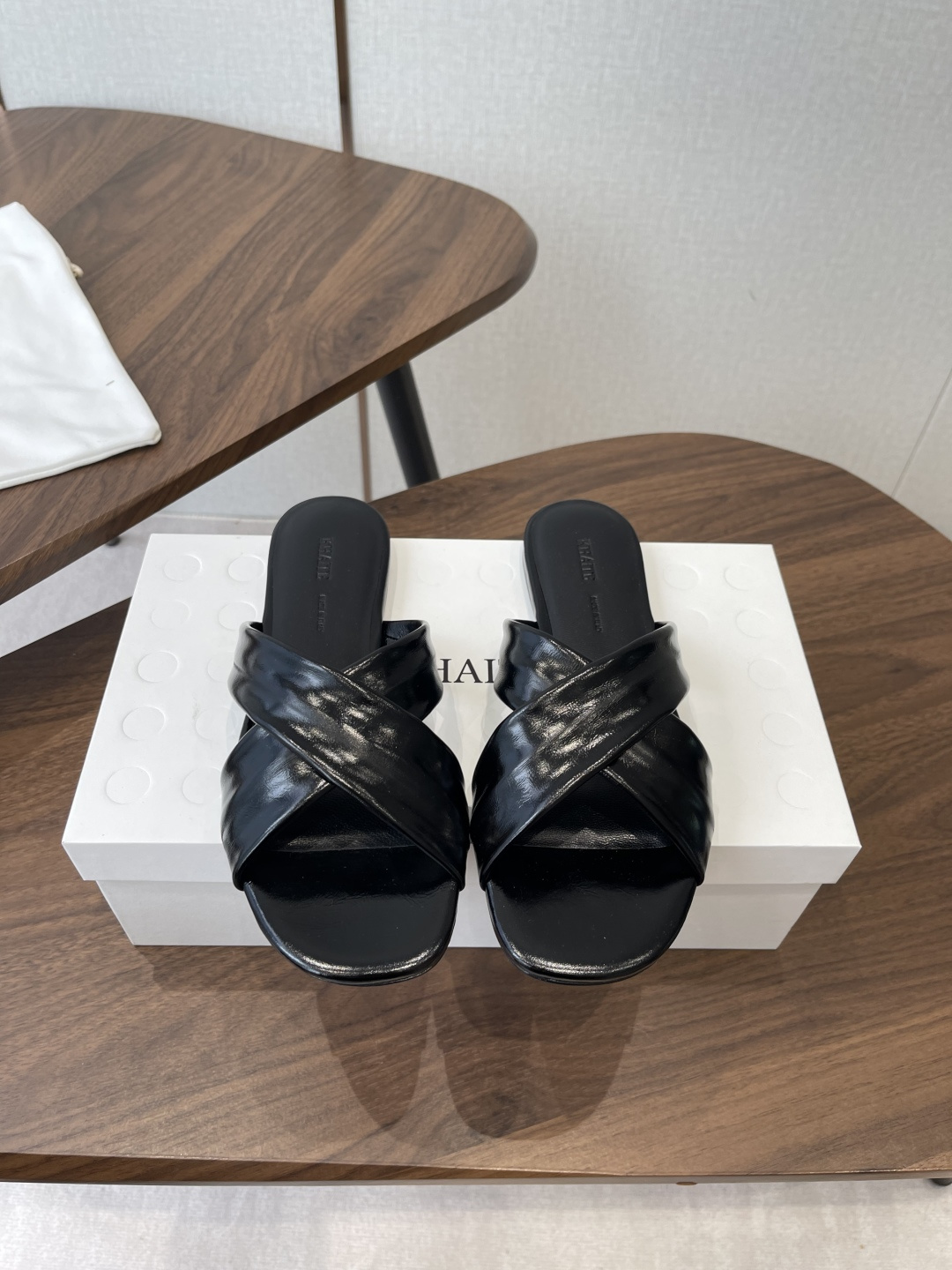 NO:788666,Flat heel, high heel, Dongguan khaite 26ss, spring and summer new style, thick heel, square toe, sandal mules, with fairy-like hazy beauty, high-end and decent, you can also go out beautifully in summer with slippers. The sparkling and cute embellishments add a gorgeous and romantic feeling. It is easy to be attracted at a glance. It can be matched with a wide range of occasions and can show elegant charm in daily life or party activities. The upper material is original molded butter calfskin.  Imported grain mixed sheepskin lining, original two-color Italian genuine leather outsole Size 35-40 (40 is custom-made and non-returnable), slippers, sandals, slippers, cowhide, sheepskin, Leather soles19860909平跟 高跟 莞产khaite 26ss 春夏新款 粗跟 方头 凉鞋穆勒拖 自带仙气朦胧美,高级又不失体面,夏天穿个拖鞋也能美美的出街 闪闪惹人爱的点缀更增添了份华丽浪漫感很容易一眼就被吸引 搭配场合也挺广泛的日常或者派对活动都能展现优雅的魅力气质 鞋面材质原版开模牛油小牛皮 内里进口粒面混种羊皮 原版双色意大利真皮大底 Size35-40（40 订做不退换）,拖鞋,sandals,slippers,cowhide,sheepskin,Leather soles,Women's Shoes