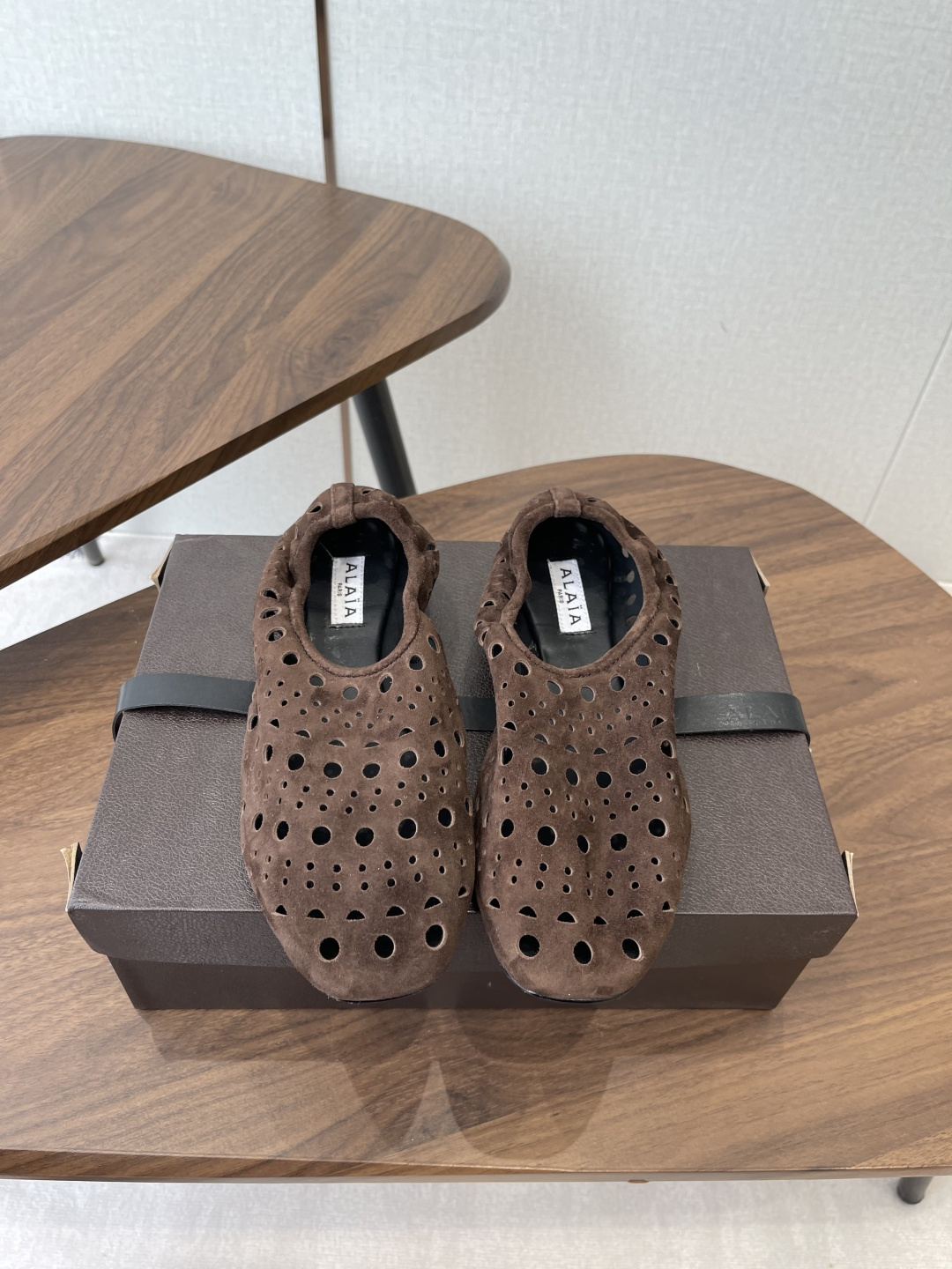 NO:788664,ALAIA 26ss spring and summer ballet shoes French high-end first-line haute couture brand AzzedineAlaia: the last craftsman in the fashion industry, the king of tailoring who is only loyal to showing off the female body curves. The brand Alaia, founded in 1979, has always been selling fashionable and stylish women's shoes. It is well-known in the Paris fashion industry and the world. Victoria Beckham, Michelle Obama, Ladygaga, Madonna, are all admirers and number one fans of ALAA. Suede upper  Sheepskin foot pads, rubber soles, Size#35-42 (40 41 42 custom-made, non-returnable), ballet shoes, alaia, sheepskin, chamois leather19860909ALAIA 26ss 春夏 芭蕾舞鞋 法国高端一线高定品牌 AzzedineAlaia:时尚界最后的手艺人 只忠于展现女性身体曲线的裁剪之王 始创于1979年的品牌Alaia 一直主售时装感十足的型格女鞋 巴黎时装界以及全世界都享有盛誉维多利亚贝克汉姆,米歇尔奥巴马,Ladygaga ,麦当娜, 都是ALAA的崇拜者和头号粉丝 鞋面麂皮 垫脚羊皮 鞋底橡胶底 Size#35-42（40 41 42订做不退换）,芭蕾舞鞋,alaia,sheepskin,chamois leather,Women's Shoes