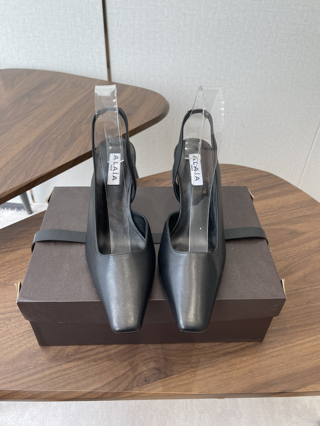 NO:788679,ALAA 26ss spring and summer new style, super elegant wedge heel silk shoes, a very popular sandal recently, ALAA | super elegant low heels, these shoes are really relaxing! ! ! Super comfortable on the feet. A wearable and fashionable pair with different styles. Different styles can be easily controlled. Whether it is jeans, suit pants, or pleated skirts, it can upgrade your outfit to fashion. Fabric patent leather/suede. Lining foot pads are imported sheepskin. Italian imported genuine leather outsole Size #35-40 (40 orders are not returnable), high-heeled sandals, sandals, high heels, skirts, jeans, business suit, sheepskin, real silk, chamois leather,leather soles19860909ALAA 26ss 春夏季新款 超有气质的 坡跟 真丝鞋 最近超火的一款凉鞋 ALAA|超有气质的低跟鞋 这双鞋真的松弛感拉满！！！ 上脚超级舒适 好穿又时髦的一双配上不同款式,不同风格都能轻松驾驭,无论牛仔裤,西装裤,还是百褶裙,都能将你的穿搭提升到时尚 面料漆皮/麂皮 內里垫脚进口羊皮 里意大利进口真皮大底 Size#35-40（40订做不退换）,高跟鞋凉鞋,sandals,high heels,skirts,jeans,business suit,sheepskin,real silk,chamois leather,Leather soles,Women's Shoes