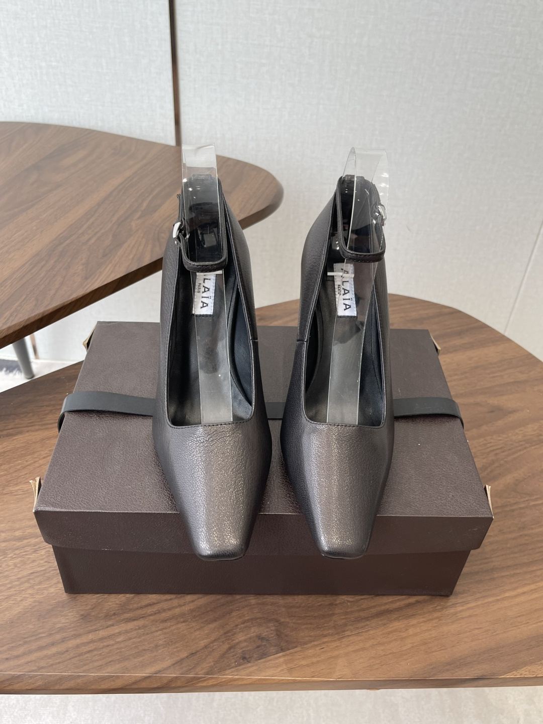 NO:788681,ALAA 26ss spring and summer new model, super elegant wedge heel, a very popular shoe recently ALAA | super elegant low-heeled shoes, these shoes are really relaxing! ! ! Super comfortable on the feet. A wearable and fashionable pair with different styles. Different styles can be easily controlled. Whether jeans, suit trousers, or pleated skirts, it can upgrade your outfit to fashion. Fabric patent leather/suede. Lining foot pads imported sheepskin. Italian imported genuine leather outsole. Size#35-40 (40 custom made, non-returnable), high-heeled sandals, sandals, high heels, skirts, jeans, business suit, sheepskin, chamois leather,Leather soles19860909ALAA 26ss 春夏季新款 超有气质的 坡跟 最近超火的一款单鞋 ALAA|超有气质的低跟鞋 这双鞋真的松弛感拉满！！！ 上脚超级舒适 好穿又时髦的一双配上不同款式,不同风格都能轻松驾驭,无论牛仔裤,西装裤,还是百褶裙,都能将你的穿搭提升到时尚 面料漆皮/麂皮 內里垫脚进口羊皮 里意大利进口真皮大底 Size#35-40（40订做不退换）,高跟鞋凉鞋,sandals,high heels,skirts,jeans,business suit,sheepskin,chamois leather,Leather soles,Women's Shoes