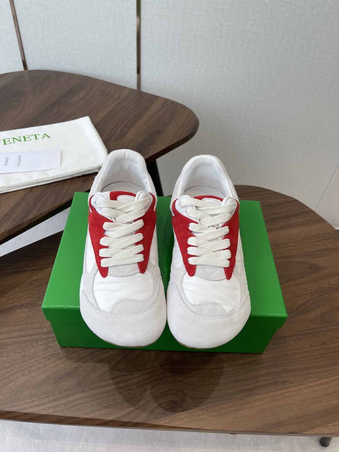 NO:788675,Bottega Veneta BV Bottega Veneta 26ss new Forrest Gump shoes Dexun sneakers Sneaker technology nylon and suede, inspired by retro sneakers, a new interpretation of classic sneakers, a light, comfortable and breathable summer must-have item. The soles are made of classic imported suede, full of texture!   Size female 35-40 (40 custom made, non-returnable), casual shoes/sports shoes,bottega veneta,bottega veneta,bottega veneta,sneakers,chamois leather19860909Bottega Veneta BV葆蝶家 26ss新款 阿甘鞋 德训运动鞋 Sneaker科技尼龙和绒面打造,灵感来自复古球鞋,全新演绎经典运动鞋,轻便、舒适、透气的夏季必备单品 鞋底采用经典的进口麂皮 满满的质感呈现！  Size女35-40（40订做不退换）,休闲鞋/运动鞋,bottega veneta,bottega veneta,bottega veneta,sneakers,chamois leather,Women's Shoes