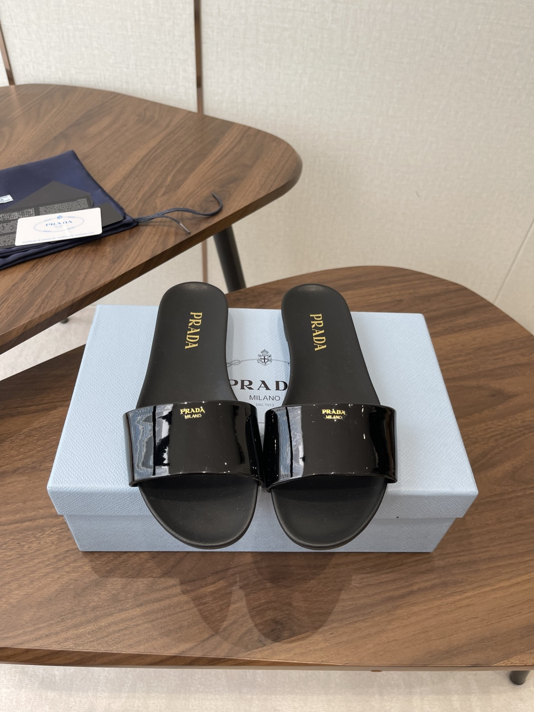 NO:788669,Prada26ss lazy slippers are made of high-gloss patent leather, feel soft and comfortable, and are very comfortable to wear. The double-strap design is simple and elegant, and can match any clothing to show a sense of fashion. Moreover, these slippers are also available in a variety of colors, whether it is fresh pink or classic black, they can be easily matched with different styles. Material: patent leather Outsole: original customized rubber outsole Size: 35-40 (40 customization is not returnable, slippers, prada, slippers19860909Prada26ss懒人一字拖鞋 高光漆皮材质,手感柔软舒适,穿着起来非常舒服.双带设计简约大方,搭配任何服装都能展现出时尚感.而且这款凉拖鞋还有多种颜色可选,无论是清新的粉色还是经典的黑色都能轻松搭配出不同的风格. 材质:漆皮 大底:原版定制橡胶大底 码数:35-40（40定制不退换,拖鞋,prada,slippers,Women's Shoes