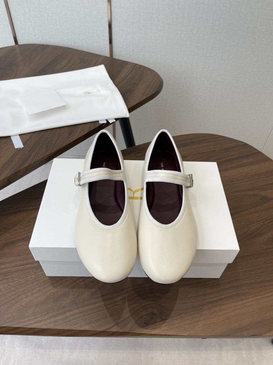 NO:788667,the row 26ss retro simple Mary Jane shoes!  It is said that these are the most beautiful Mary Jane shoes of the year, with French elegance, high-end and fashionable, both salty and sweet, artistic and temperamental!  A piece that can be worn in all seasons, buckle design, easy to wear and good-looking, a global classic by Feng Mo. The soft and delicate sheepskin fabric makes this Mary Jane immediately unique and very textured. The fabric is imported high-quality sheepskin and the lining is soft sheepskin. Outsole: Italian genuine leather outsole Size: #35-40 (40 custom made, non-refundable), Mary Jane, mary jane, sheepskin, Leather soles19860909the row 26ss复古简约玛丽珍鞋！ 据说这是本年度最美丽的玛丽珍奶奶鞋,法式优雅气质在线、高级又时髦,可盐可甜,文艺又气质！ 四季可穿的单品,挂扣设计,好穿又好看,风魔全球经典著作,柔软细腻羊皮面料让这款玛丽珍立马变得与众不同,非常的有质感. 面料进口优质羊皮 内里垫脚柔软羊皮 大底: 意大利真皮大底 Size:#35-40(40定做不退换）,玛丽珍,mary jane,sheepskin,Leather soles,Women's Shoes