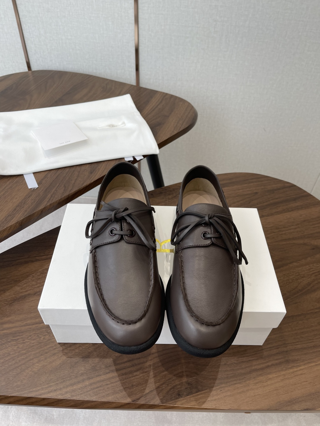 NO:788665,Wan produced THE ROW lace-up 26ss new spring and summer loafers, the correct way to open them with a high-end feel!  Simple and fashionable, with fine workmanship. You really must buy it. It’s really amazing. The more seemingly simple the model, the more difficult it is to make the best version!  The upper is made of imported suede, the lining is sheepskin, and the sole is original open-molded smoked rubber outsole Size #35-40 (40 orders are not returnable), loafers, loafers, sheepskin, chamois leather19860909菀产THE ROW系带 26ss 春夏新款 乐福鞋 高级感的正确打开方式！简洁又时髦 做工精细 真的一定要入手 真的很绝 越是看似简单的款越考验做版型之最！ 鞋面采用进口麂皮 内里垫脚羊皮 鞋底原版开模烟胶大底 Size#35-40（40订做不退换）,乐福鞋,loafers,sheepskin,chamois leather,Women's Shoes