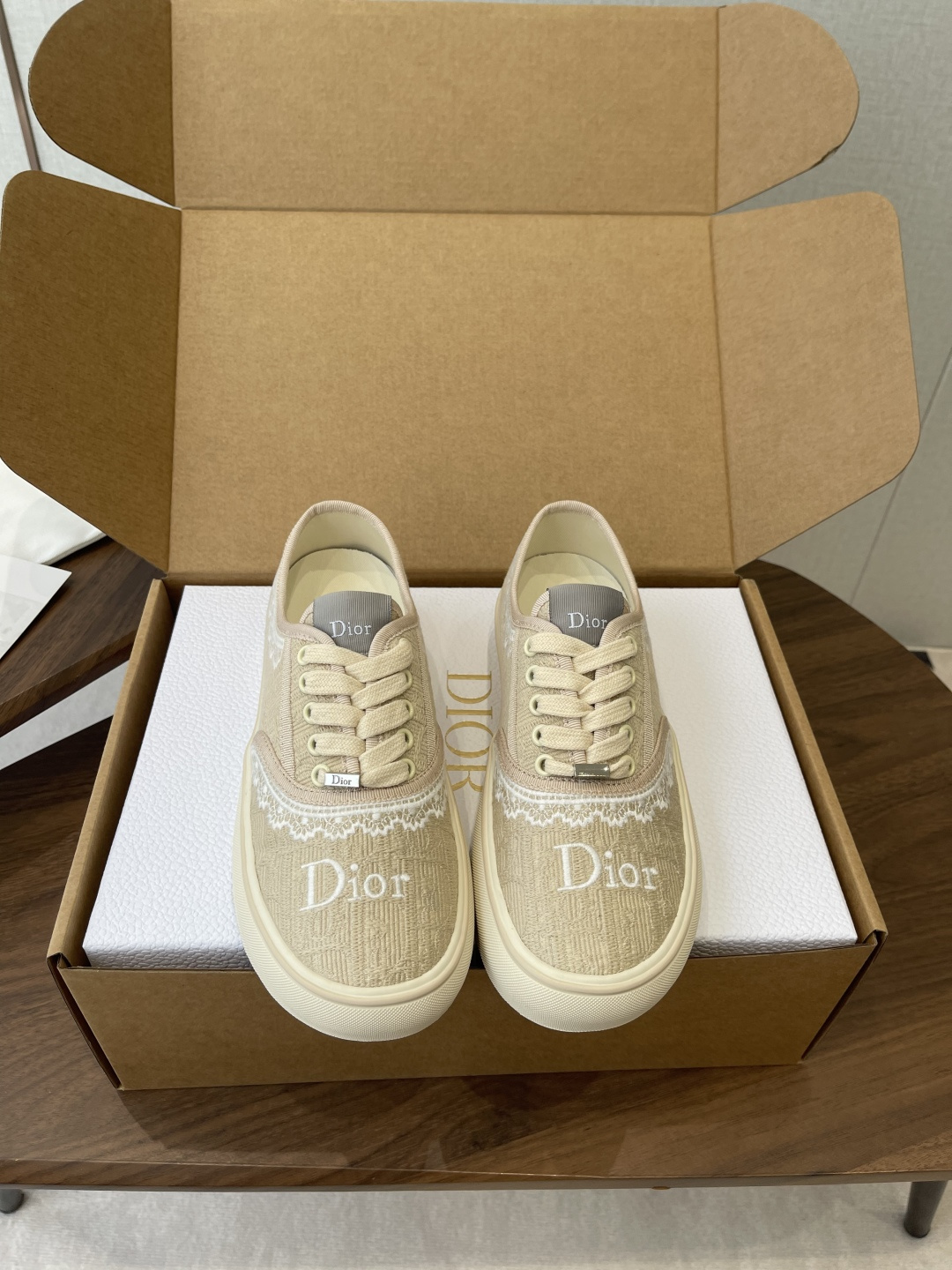 NO:788663,Dior Saltwind Series Retro Presbyopia Canvas Shoes Casual Sneakers Sneakers This Dior Saltwind sneaker designed by Jonathan Anderson is fashionable and chic, a new interpretation of the classic nautical style shoe. Decorated with Oblique print, embellished with white lace to enhance the style, with round toe and grosgrain topstitch details, unique, lightweight and comfortable, it is Dior  A new classic item. It can be matched with all kinds of men's or women's styles, showing a fashionable and simple style. Fabric: Original customized high-density canvas material. Customized high-density canvas material inside. Original open-molded non-slip rubber sole material. Bottom thickness 3.5CM. Size: 35-40 (40 orders are not returnable), casual shoes/sports shoes, dior, dior, sneakers.19860909Dior迪奥 Saltwind 系列 复古 老花 帆布鞋 休闲 运动鞋 板鞋 这款乔纳森·安德森 (Jonathan Anderson) 设计的 Dior Saltwind 运动鞋时尚别致,全新演绎经典航海风鞋款.饰以 Oblique 印花,点缀以白色蕾丝提升格调,搭配圆形鞋头和罗缎缉面线细节,别具一格,款式轻盈舒适,是 Dior 的全新经典单品.可与各式男装或女装造型搭配,彰显时尚简约的风范 面料:原版定制高密度帆布材质 内里定制高密度帆布 鞋底原版开模防滑橡胶材质 底厚3.5CM Size : 35-40（40订做不退换）,休闲鞋/运动鞋,dior,dior,sneakers,Women's Shoes