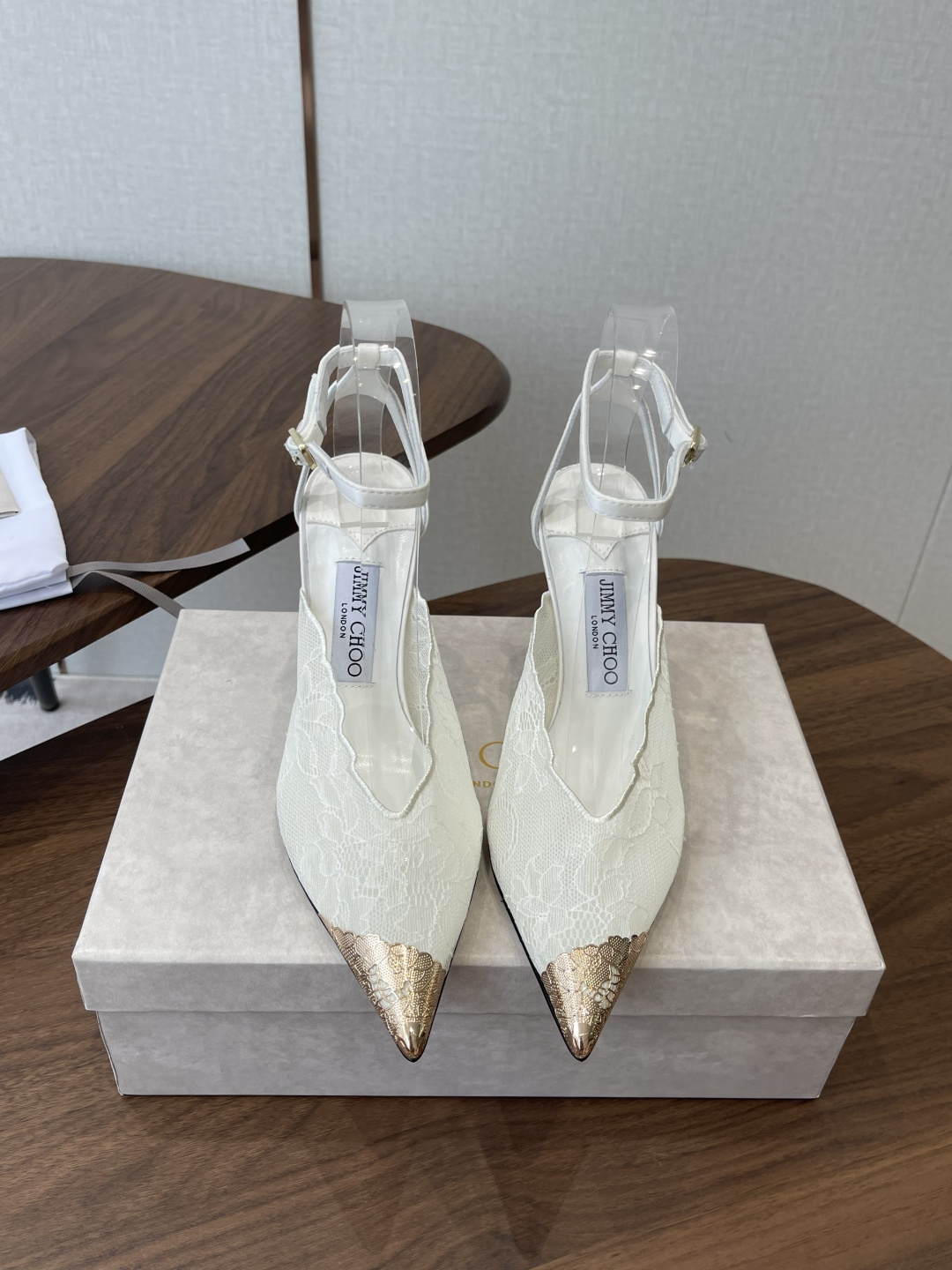 NO:788662,Jimmy Choo 26ss spring and summer series JC new high-heeled sandals blur the line between shoes and jewelry accessories and have a distinctive Jimmy Choo style design. They are beautifully draped, just like wearing an elegant ankle chain for slender feet. There are also many exquisite crystal pendants on the heel line to highlight the unique shoe shape. The pointed toe is paired with a 9.5cm slender high heel, which is fashionable and eye-catching and unforgettable. The upper is original molded mesh and the lining is made of sheepskin.  Italian genuine leather outsole Size 35-42 (40 41 42 customized, non-returnable), high heels and sandals, jimmy choo, sandals, high heels, sheepskin, Leather soles19860909Jimmy Choo 26ss 春夏 系列JC新款 高跟凉鞋 模糊鞋履与珠宝配饰之间的界线 鲜明 Jimmy Choo 风格设计. 精美上优美悬垂,宛如为纤足戴上优雅踝链.另有多颗精美水晶垂饰后跟线,突显别致鞋型,尖头配以 9.5厘米纤细高跟,时髦吸睛,令人难以忘怀 鞋面原版开模网面 内里垫脚羊皮 意大利真皮大底 Size35-42（40 41 42订做不退换）,高跟鞋凉鞋,jimmy choo,sandals,high heels,sheepskin,Leather soles,Women's Shoes