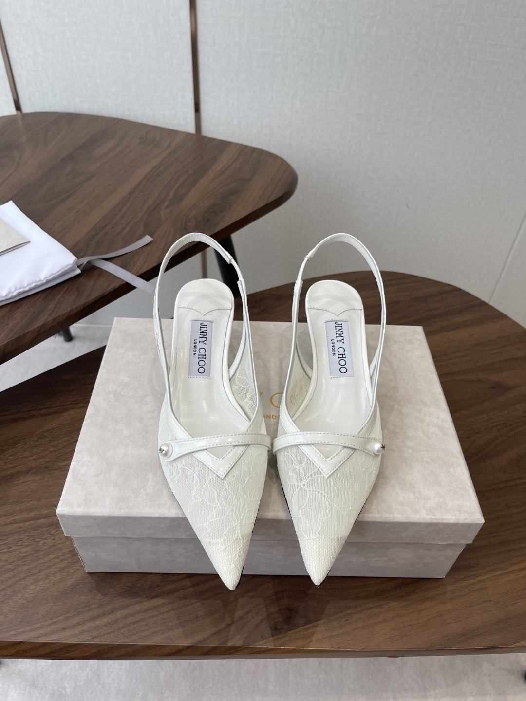 NO:788653,Jimmy Choo 26ss spring and summer series JC new high-heeled sandals blur the line between shoes and jewelry accessories and have a distinctive Jimmy Choo style design. They are beautifully draped, just like wearing an elegant anklet for slender feet. There are also many exquisite crystal pendants on the heel line to highlight the unique shoe shape. The pointed toe is equipped with a 4.5cm slender high heel, which is fashionable and eye-catching and unforgettable. The upper is original molded mesh and the lining is made of sheepskin.  Italian genuine leather outsole Size 35-42 (40 41 42 customized, non-returnable), high heels and sandals, jimmy choo, sandals, high heels, sheepskin, Leather soles19860909Jimmy Choo 26ss 春夏 系列JC新款 高跟凉鞋 模糊鞋履与珠宝配饰之间的界线 鲜明 Jimmy Choo 风格设计. 精美上优美悬垂,宛如为纤足戴上优雅踝链.另有多颗精美水晶垂饰后跟线,突显别致鞋型,尖头配以 4.5厘米纤细高跟,时髦吸睛,令人难以忘怀 鞋面原版开模网面 内里垫脚羊皮 意大利真皮大底 Size35-42（40 41 42订做不退换）,高跟鞋凉鞋,jimmy choo,sandals,high heels,sheepskin,Leather soles,Women's Shoes