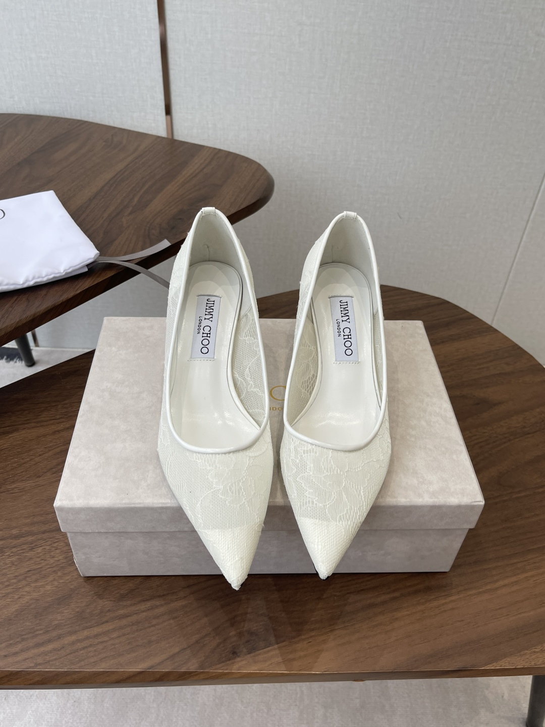 NO:788656,Jimmy Choo 26ss spring and summer series JC new high-heeled sandals blur the line between shoes and jewelry accessories and have a distinctive Jimmy Choo style design. They are beautifully draped, just like wearing an elegant anklet for slender feet. There are also many exquisite crystal pendants on the heel line to highlight the unique shoe shape. The pointed toe is equipped with a 6.5 cm slender high heel, which is fashionable and eye-catching and unforgettable. The upper is original molded mesh and the lining is sheepskin.  Italian genuine leather outsole Size 35-42 (40 41 42 customized, non-returnable), high heels and sandals, jimmy choo, sandals, high heels, sheepskin, Leather soles19860909Jimmy Choo 26ss 春夏 系列JC新款 高跟凉鞋 模糊鞋履与珠宝配饰之间的界线 鲜明 Jimmy Choo 风格设计. 精美上优美悬垂,宛如为纤足戴上优雅踝链.另有多颗精美水晶垂饰后跟线,突显别致鞋型,尖头配以 6.5厘米纤细高跟,时髦吸睛,令人难以忘怀 鞋面原版开模网面 内里垫脚羊皮 意大利真皮大底 Size35-42（40 41 42订做不退换）,高跟鞋凉鞋,jimmy choo,sandals,high heels,sheepskin,Leather soles,Women's Shoes