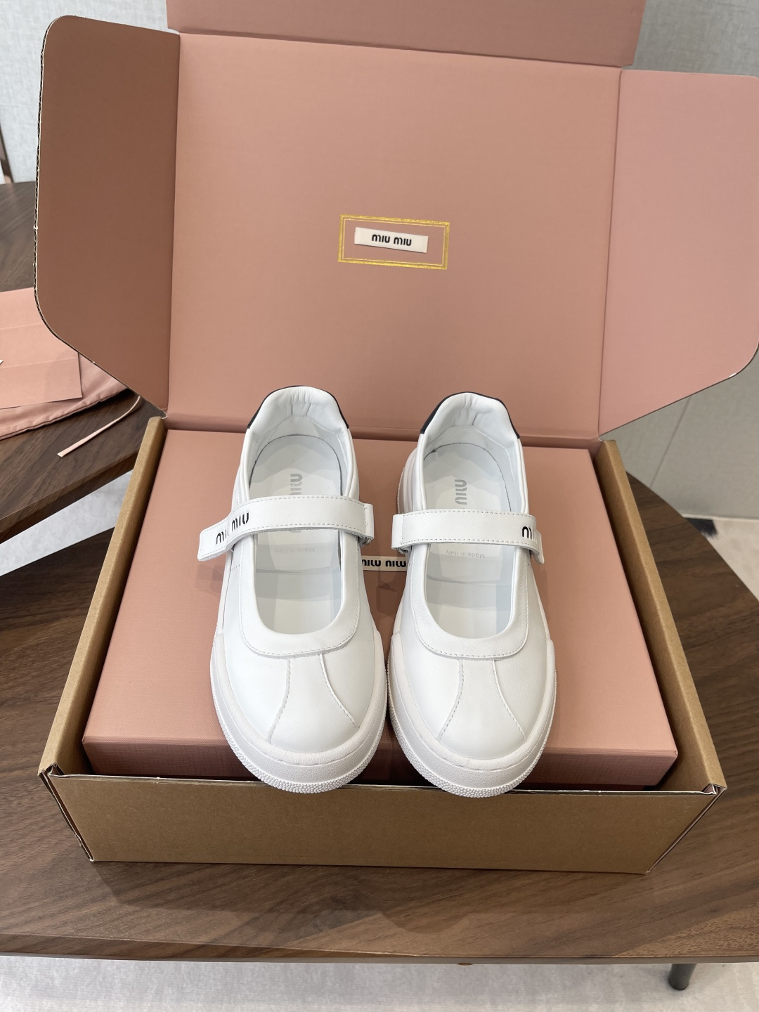 NO:788650,Miu Miu 26ss Miu Miu thin biscuit sole Spring and summer new British style lace-up white shoes Casual shoes Miu Miu show unique and unique coloring process Close-up of details from the Miu Miu series The trend element of the new season One of the most beloved concepts at the moment, multiple collisions, conveying modern style~ Looks good no matter how you wear it This summer's fashionista's favorite does not look very comfortable The upper foot is super comfortable Fabric cowhide Leather lining Sheepskin outsole Rubber outsole  Size#35-40 (40 made to order, non-refundable),Mary Jane,miumiu,mary jane,cowhide,sheepskin19860909Miu Miu 26ss 缪缪薄底饼干底 春夏新款英伦风系带 小白鞋 休闲鞋 MiuMiu秀场适当独一无二的擦色工艺工艺来自Miu Miu系列的细节特写 新季的潮流要素一 此刻挚爱的概念,多元对撞,传达现代风格~ 怎么穿都好看今夏时髦精最爱 看起来不怎么舒服 上脚超级舒服 面料牛皮 内里羊皮 大底橡胶大底 Size#35-40（40 订做不退换）,玛丽珍,miumiu,mary jane,cowhide,sheepskin,Women's Shoes