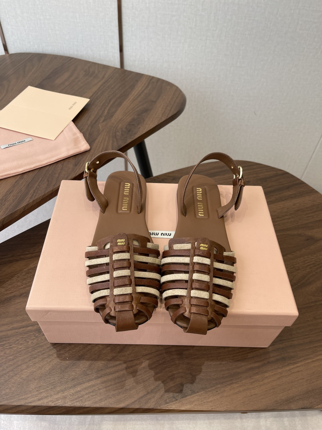 NO:788647,Miu Miu 2026 cowhide semi-slippers developed by ZP. Handmade sheepskin braided twist rhombus flat slippers, instant sale on the market version. Miu is really too girly. The lambskin is super soft and waxy. If you like it, you can rush it!  Sheepskin upper, genuine leather sole, code number 35-39 (40.41 custom-made, non-refundable and non-exchangeable), sandals, miumiu, sandals, slippers, cowhide, sheepskin19860909Miu Miu2026牛皮半拖Zp开发 手工羊皮编织麻花菱格平底拖鞋秒杀市面版本Miu真的太少女奶呼呼的 小羊皮超级软糯 喜欢可以冲了！ 鞋面羊皮 鞋底真皮 码数35-39（40.41定做不退不换）,凉鞋,miumiu,sandals,slippers,cowhide,sheepskin,Women's Shoes
