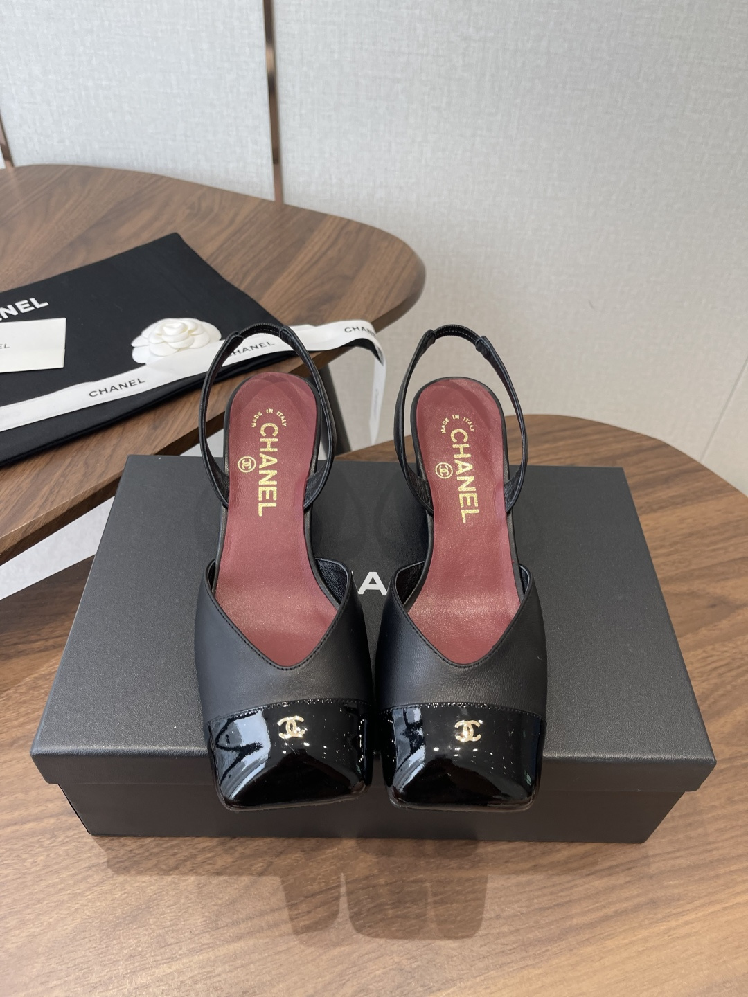 NO:788644,CHANEL Xiaoxiang 26ss early spring new model, large square toe heels with empty back, retro French elegance, full of high-end sense. Xiang Grandma Mary Jane sandals with empty back, a pair of sandals that are very popular recently!  The large square toe design directly lengthens the legs!  A very white fairy style. It completely interprets French romance!  The fabric is imported mixed sheepskin, the inner padding sheepskin is soft and delicate, 100% comfortable for the feet, beautiful and super feminine at the same time, Italian leather outsole Size#35-41 (40 to 41 customized, non-returnable), high heels and sandals, chanel, sandals, mary jane, high heels, sheepskin, Leather soles19860909CHANEL小香 26ss 早春新款 后空大方头跟鞋,复古法式优雅感,高级感十足 香奶奶后空玛丽珍凉鞋,最近很火的一双凉鞋！大方头设计直接拉长腿型！很显白的神仙款型.完全诠释法式浪漫！ 面料进口混种羊皮,内里垫脚羊皮,柔软细腻,脚感舒适度百分百,美观的同时又超显女人味,意大利真皮大底 Size#35-41（40 41订做不退换）,高跟鞋凉鞋,chanel,sandals,mary jane,high heels,sheepskin,Leather soles,Women's Shoes