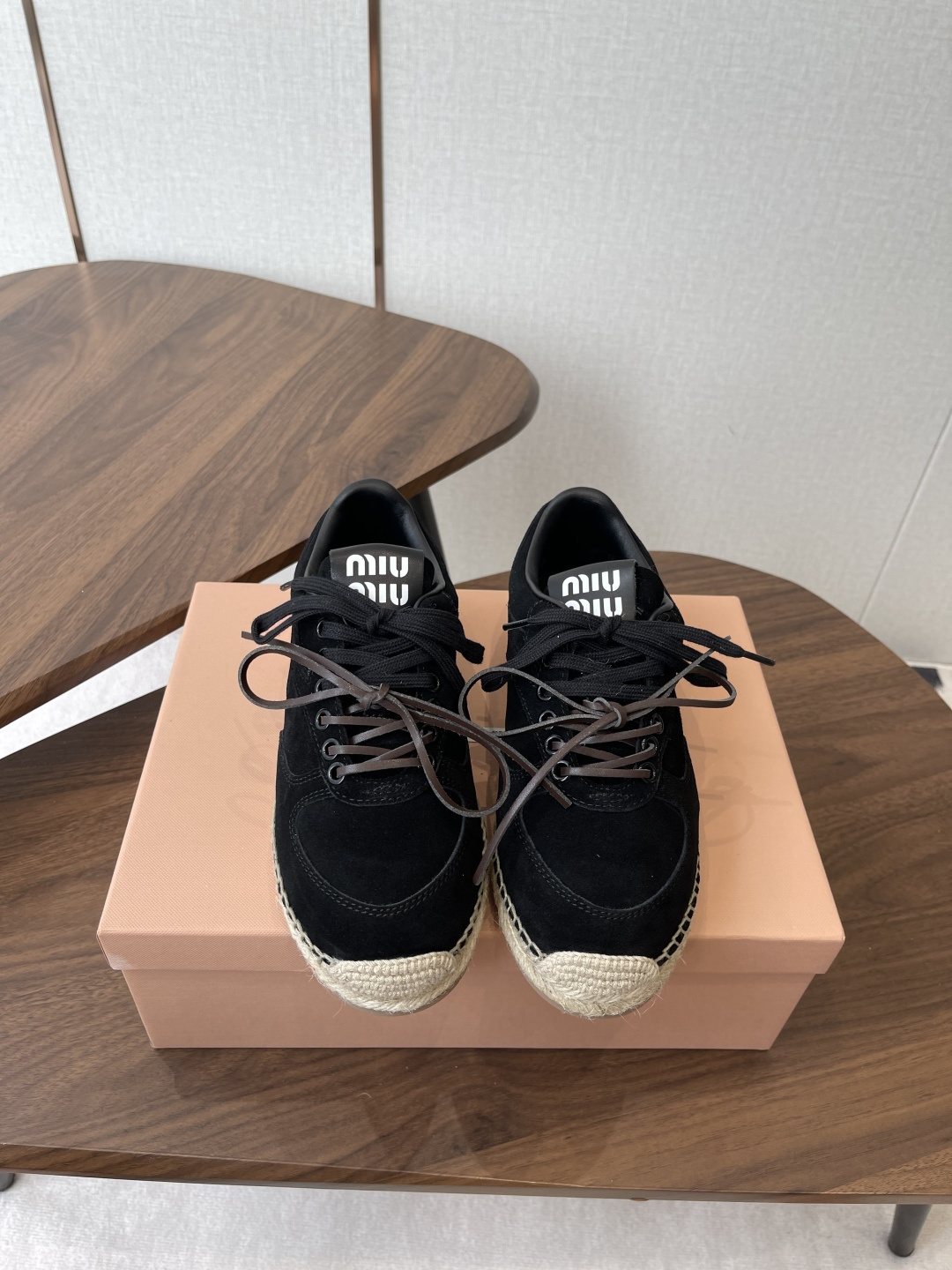 NO:789109,Miumiu 26ss new style braided hemp rope fisherman shoes, the latest catwalk series, classic upgrades, both comfort and fashion. Every color combination looks good, and the design matches different style needs. Upper grade A high mercerized cow velvet, hand-woven raffia. Lining lining grade A high mercerized cow velvet. Outsole rubber sole. Size 35-40 (40 orders made, non-refundable), casual shoes/sports shoes, miumiu, sneakers, espadrilles19860909Miumiu 26ss新款 编织麻绳渔夫鞋 最新走秀系列 经典升级 舒适度与时髦度并存 每个颜色搭配都好看,设计搭配不同风格需求 鞋面A级高丝光胎牛绒,拉菲草手工编织 内里A级高丝光胎牛绒 大底橡胶底 Size35-40（40订做不退换）,休闲鞋/运动鞋,miumiu,sneakers,espadrilles,Women's Shoes