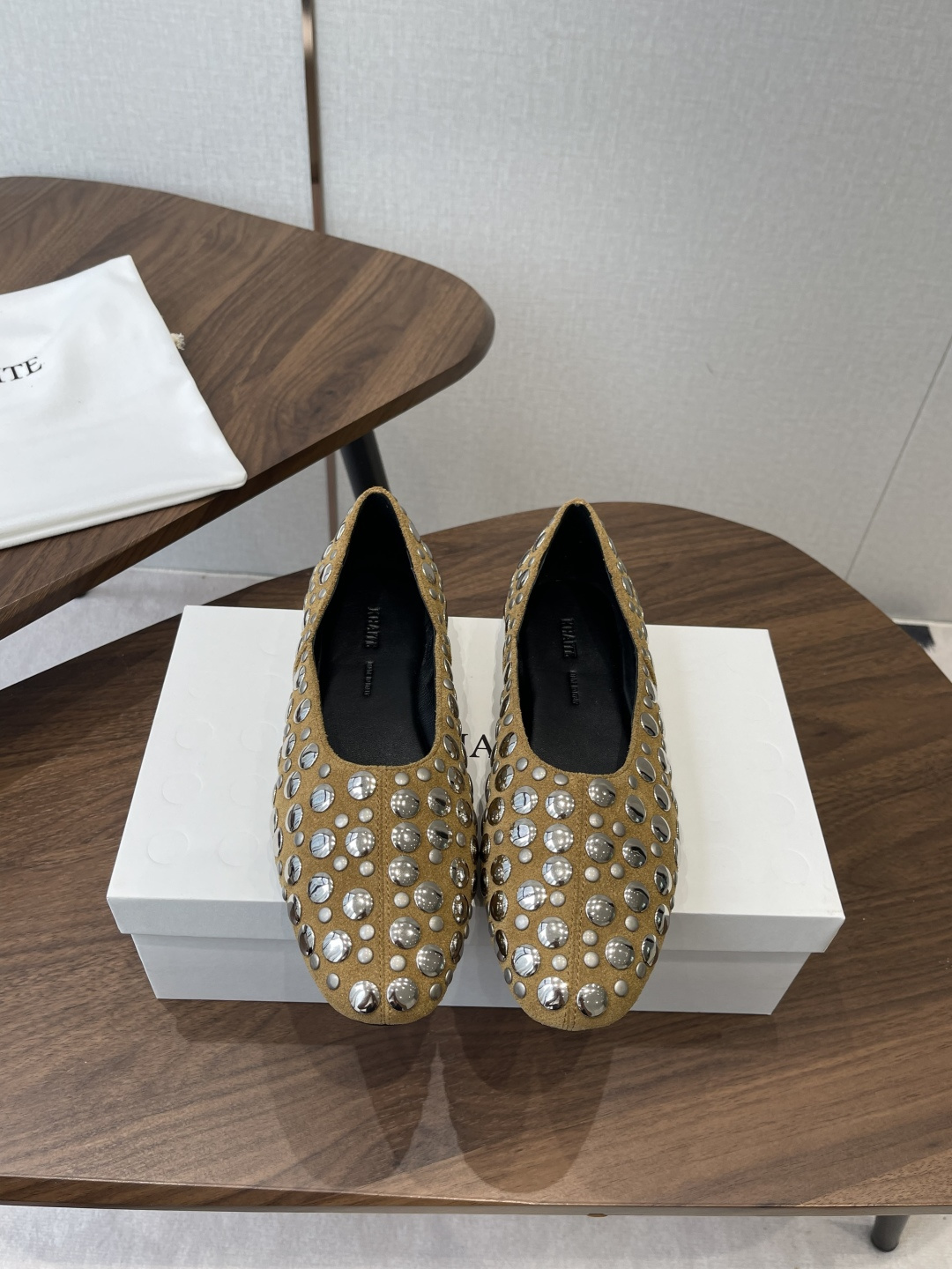 NO:788641,Khaite 26ss from Dongguan Spring and Summer Ballet Luding Shoes Khaite studded ballet shoes are really amazing. The first thing you notice when you step on your feet is the special black suede base. There are circular metal decorations arranged, large and small, glossy and matte, like a layer of fine cold-toned glossy surface. The key point is that you are so surprised the moment you step in!  Because it is really thin and soft!  It's so soft that it's shocking. I think it's a worthy pair of shoes after buying Khaite for so many years. Upper: suede lining. Lining: imported sheepskin. Outsole: genuine leather outsole. Size: 35-40 (custom-made for 40, non-refundable), mary jane, mary jane, sheepskin, chamois leather, Leather soles19860909莞产khaite 26ss 春夏 芭蕾舞 柳丁鞋 Khaite铆钉芭蕾鞋真的太绝了 上脚的第一眼就是特别 黑色绒面打底 排布了圆形金属装饰 有大有小 亮面和哑光 像一层细碎的冷调光面 重点是踩进去的那一瞬间太惊讶了！ 因为它真的很薄很软！软到震惊 是我这么多年买khaite以来觉得很值得一双鞋 鞋面:麂皮柳丁 内里:进口羊皮 大底:真皮大底 码数:35-40(40订做不退换),玛丽珍,mary jane,sheepskin,chamois leather,Leather soles,Women's Shoes