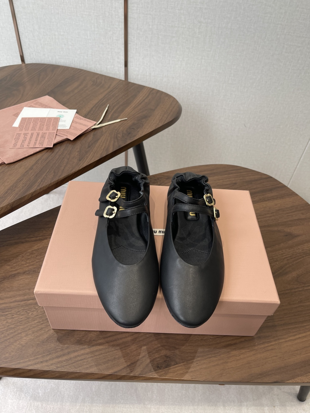 NO:788638,Miu Miu26ss early spring Mary Jane shoes miu style Mary Jane, welding retro sweetness and coolness to the feet!  Comes with soft focus filter, soft and elegant, metal buckle + rivet details, a sweet girl can instantly become a cool girl, round-toe shoe shape accommodates the foot shape, stable and not tiring to walk, black/brown/turmeric three colors, suitable for all the atmosphere of autumn and winter. Paired with a pleated skirt, she looks like a college girl, paired with jeans, she looks like a hot girl on the street, whoever wears it looks like a MIU lady from the pictorial.  Black is versatile, dark brown is retro, and turmeric is white. Pair it with a skirt to look like a good girl, or pair it with pants to look like a cool senior. The atmosphere of autumn and winter is directly welded to the body. Sheepskin upper, sheepskin lining, original leather outsole, size 35-40 (customized size 40 is not returnable), ballet shoes, miumiu, mary jane, skirts, jeans, sheepskin, Leather soles19860909Miu Miu26ss早春玛丽珍鞋 miu系玛丽珍,把复古甜酷焊在脚上！自带柔焦滤镜,软糯又显贵,金属扣带+铆钉细节,甜妹秒变酷女孩,圆头鞋型包容脚型,走路稳又不累,黑/棕/姜黄三色,适配秋冬所有氛围感穿搭,配百褶裙是学院少女,配牛仔裤是街头辣妹,谁穿谁是画报里走出来的miu系大小姐. 黑色百搭、深棕复古、姜黄显白,配裙子是乖乖女,配裤子是酷学姐,秋冬穿搭氛围感直接焊死在身上. 鞋面羊皮 内里羊皮 大底原版真皮大底 size35-40码（40码定制不退换）,芭蕾舞鞋,miumiu,mary jane,skirts,jeans,sheepskin,Leather soles,Women's Shoes