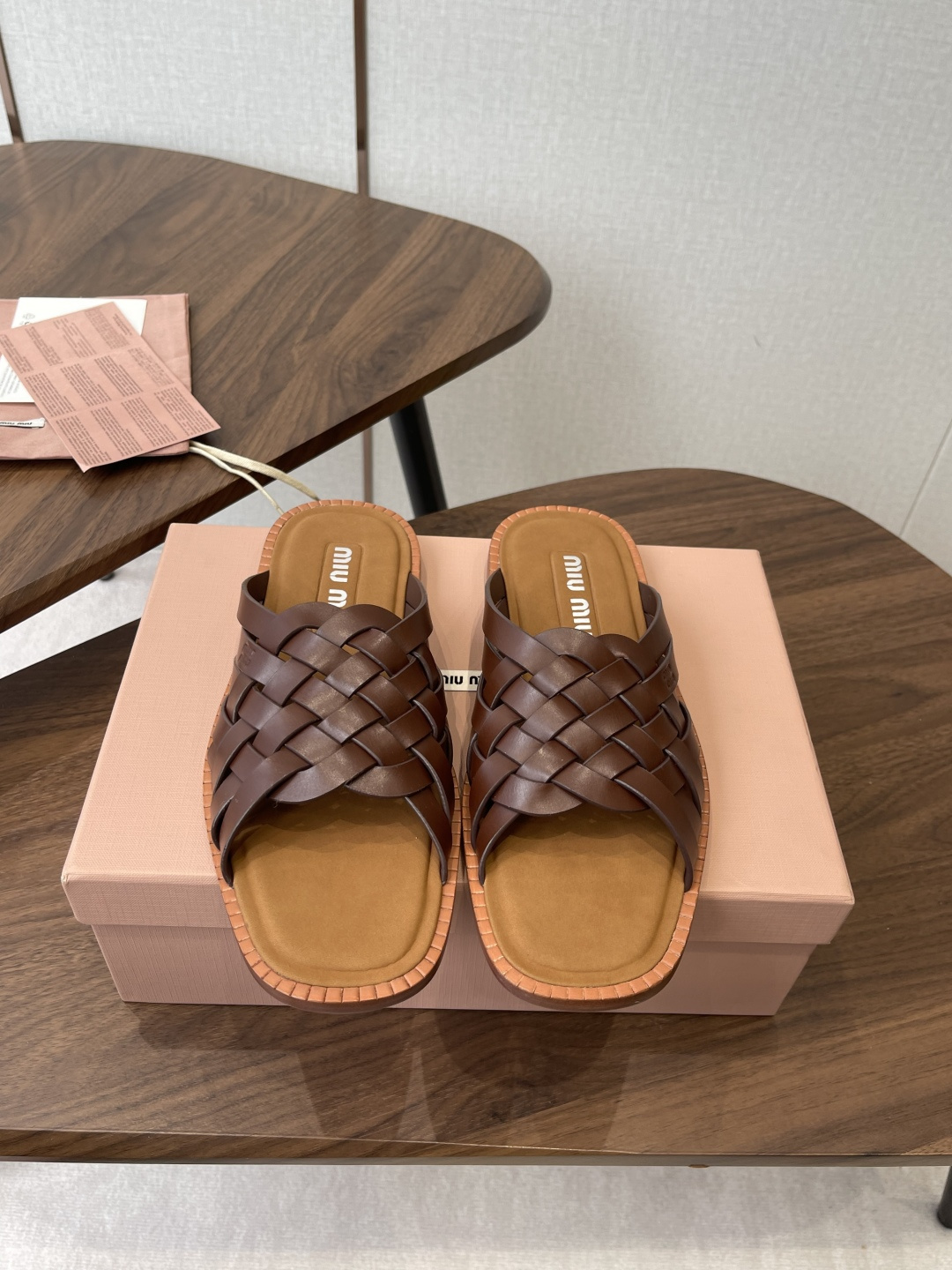 NO:788635,Miu Miu 2026 cowhide semi-slippers developed by ZP. Handmade sheepskin braided twist rhombus flat slippers, instant sale on the market version. Miu is really too girly. The lambskin is super soft and waxy. If you like it, you can rush it!  Sheepskin upper, genuine leather sole, code number 35-39 (40.41 custom-made, non-refundable and non-exchangeable), slippers, miumiu, slippers, cowhide, sheepskin19860909Miu Miu2026牛皮半拖Zp开发 手工羊皮编织麻花菱格平底拖鞋秒杀市面版本Miu真的太少女奶呼呼的 小羊皮超级软糯 喜欢可以冲了！ 鞋面羊皮 鞋底真皮 码数35-39（40.41定做不退不换）,拖鞋,miumiu,slippers,cowhide,sheepskin,Women's Shoes