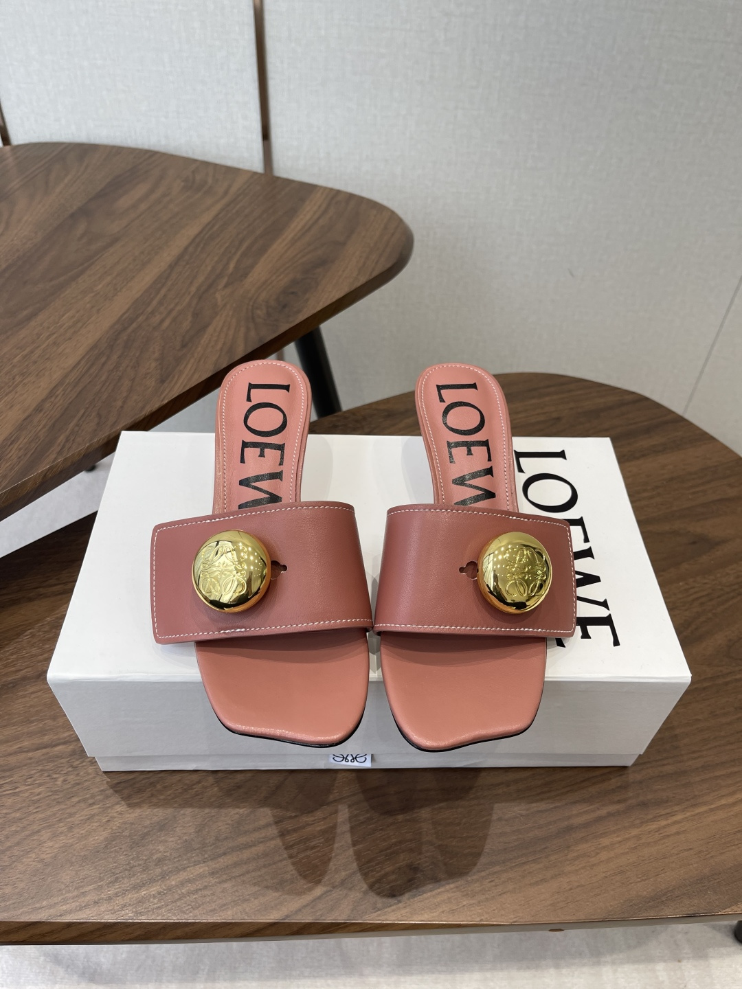 NO:788661,LOEWE 26ss latest slippers for spring and summer. This year's super popular brand. Many celebrities, Internet celebrities and fashion bloggers are planting grass. Little fairies who like this style must buy it!  The upper is made of imported calfskin, and the lining is mixed sheepskin. The leather is delicate and very comfortable on the feet. Simple line design. Big toe design. Super tasteful. Italian genuine leather outsole Size: 35-42 (40 41 42 customized, non-refundable), high heels and slippers, loewe, loewe, high heels, slippers, cowhide, sheepskin, Leather soles19860909罗意威LOEWE 26ss春夏最新款 拖鞋   今年超火的品牌 好多明星网红时尚博主种草 喜欢这种风格的小仙女必须要入手哦！ 鞋面采用进口小牛皮 内里混种羊皮,皮料细腻上脚非常舒适 简约的线条设计 鞋头大头的设计 超级有味道 意大利真皮大底 Size: 35-42（40 41 42定制不退换）,高跟鞋拖鞋,loewe,loewe,high heels,slippers,cowhide,sheepskin,Leather soles,Women's Shoes