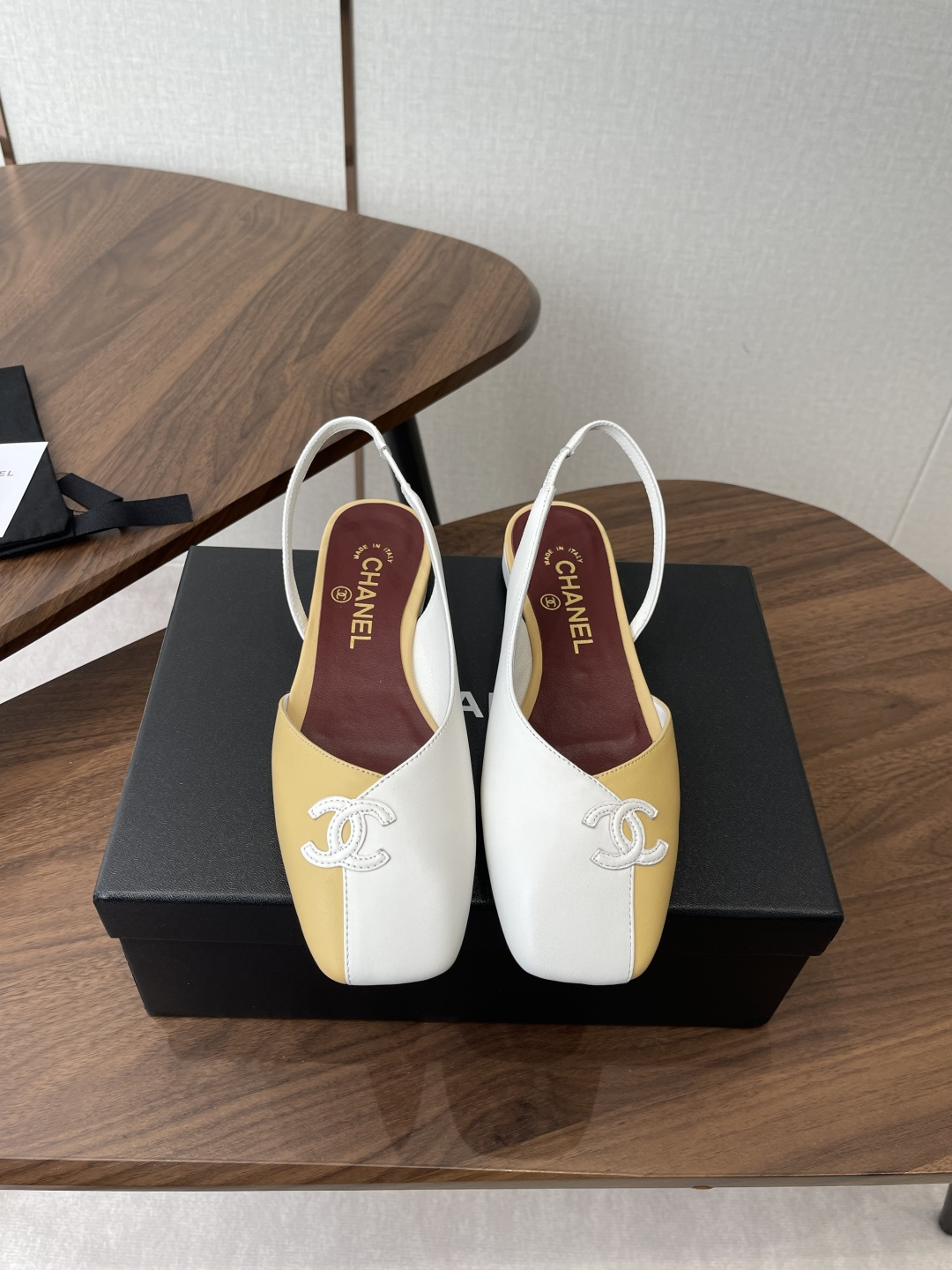 NO:788658,CHANEL Xiaoxiang 26ss early spring new model, large square toe heels with empty back, retro French elegance, full of high-end sense. Xiang Grandma Mary Jane sandals with empty back, a pair of sandals that are very popular recently!  The large square toe design directly lengthens the legs!  A very white fairy style. It completely interprets French romance!  The fabric is imported mixed sheepskin, the inner padding sheepskin, soft and delicate, 100% comfortable for the feet, beautiful and super feminine at the same time, Italian leather outsole Size#35-41 (40 41 custom-made, non-returnable), sandals, chanel, sandals, mary jane, sheepskin, Leather soles19860909CHANEL小香 26ss 早春新款 后空大方头跟鞋,复古法式优雅感,高级感十足 香奶奶后空玛丽珍凉鞋,最近很火的一双凉鞋！大方头设计直接拉长腿型！很显白的神仙款型.完全诠释法式浪漫！ 面料进口混种羊皮,内里垫脚羊皮,柔软细腻,脚感舒适度百分百,美观的同时又超显女人味,意大利真皮大底 Size#35-41（40 41订做不退换）,凉鞋,chanel,sandals,mary jane,sheepskin,Leather soles,Women's Shoes