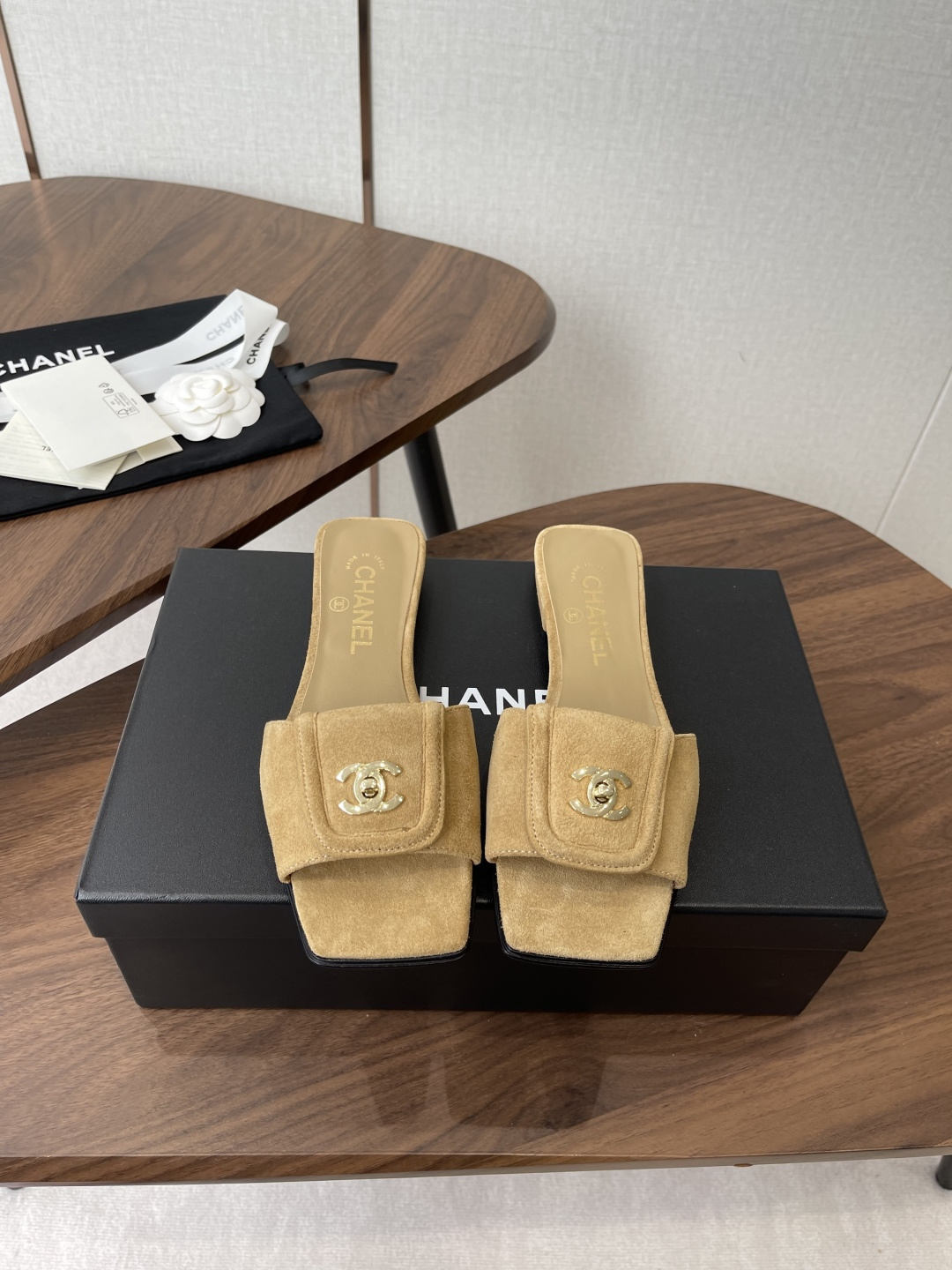 NO:788655,Chanel Xiaoxiang 26ss new spring and summer holiday sheepskin lazy slippers A new design of Xiaoxiang The upper is decorated with double C hardware. It is simple and versatile and looks super beautiful no matter how you look at it. The upper is made of imported sheepskin, the lining is sheepskin, and the outsole is Italian genuine leather. Size#35-41 (40 41 custom-made, non-refundable), slippers, chanel, slippers, sheepskin, Leather soles19860909Chanel 小香 26ss 春夏新品度假 羊皮 懒人拖 小香的一款全新设计 鞋面搭配双C五金装饰 简约百搭上脚超级美的 怎么看都超美 鞋面采用进口羊皮 内里垫脚羊皮 大底意大利真皮大底 Size#35-41（40 41 订做不退换）,拖鞋,chanel,slippers,sheepskin,Leather soles,Women's Shoes