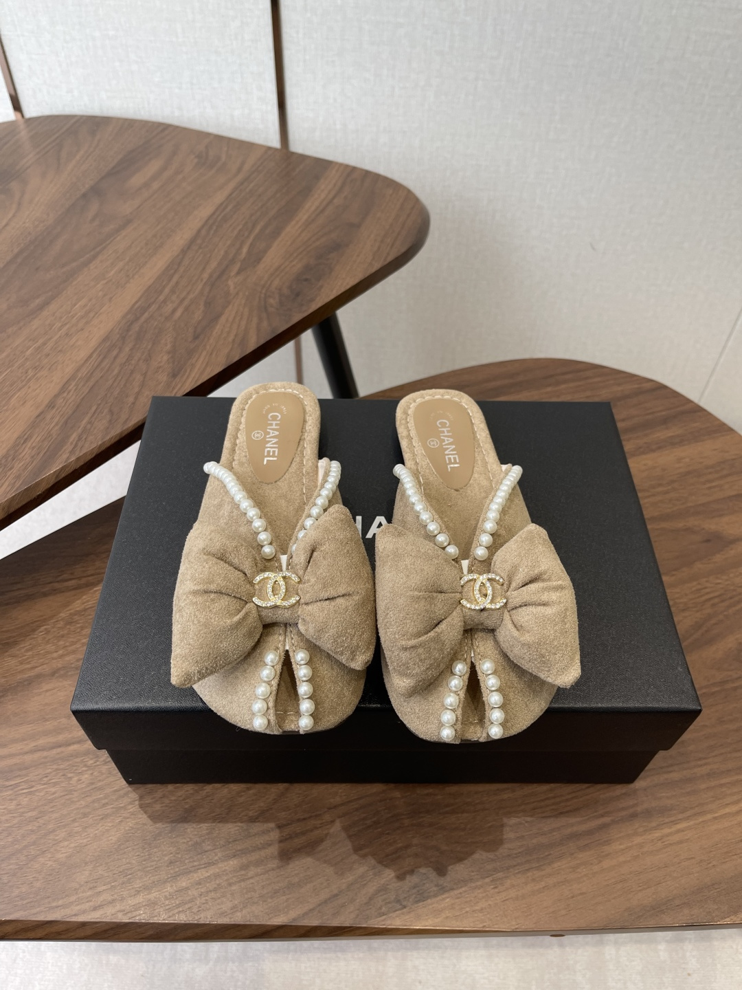 NO:788652,Chanel Xiaoxiang 26ss new spring and summer vacation Pearl lazy slippers A brand new design of Xiaoxiang The upper is purely handmade with pearl weaving and double C hardware decoration. Simple and versatile, it looks super beautiful on the feet. It is super beautiful no matter how you look at it. Suede upper, sheepskin lining, original open molded outsole Size #35-40 (40 made to order, non-refundable), slippers, chanel, slippers, sheepskin, chamois leather19860909Chanel 小香 26ss 春夏新品度假 珍珠懒人拖鞋 小香的一款全新设计 鞋面纯手工珍珠编织搭配双C五金装饰 简约百搭上脚超级美的 怎么看都超美 鞋面麂皮 内里垫脚羊皮 大底原版开模大底 Size#35-40（40 订做不退换）,拖鞋,chanel,slippers,sheepskin,chamois leather,Women's Shoes