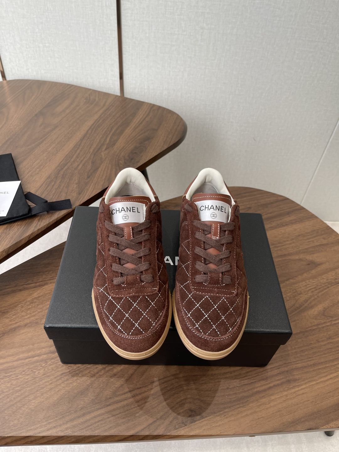 NO:788649,CHANEL Chanel diamond pattern moral training shoes, tennis shoes, casual sports shoes, original purchase, development and production, Xiaoxiang's latest hidden tennis shoes, soft diamond pattern, soft lambskin with big tongue and classic double C logo, full of retro feel, and the most versatile black and white color scheme, a must-have casual shoe for coco girls, broken stud design on the sole, super soft, original custom lambskin diamond pattern fabric, imported custom sheepskin + mesh lining  The sole is made of original molded broken nail rubber material, Size 35-40 (40 is custom-made, non-refundable), casual shoes/sports shoes, chanel, chanel, sneakers, sheepskin19860909CHANEL香奈儿菱格纹德训鞋 网球鞋 休闲 运动鞋 原版购入开发 做货 小香最新隐藏款网球鞋软菱格纹 柔软小羊皮配搭大鞋舌和经典双C logo满满的复古感又是最最最百搭的黑白配色 coco女孩必入的一款休闲鞋 鞋底碎钉设计 超级柔软 面料原版定制小羊皮菱格纹 内里进口定制羊皮+网里 鞋底原版开模碎钉橡胶材质 Size35-40（40订做不退换）,休闲鞋/运动鞋,chanel,chanel,sneakers,sheepskin,Women's Shoes