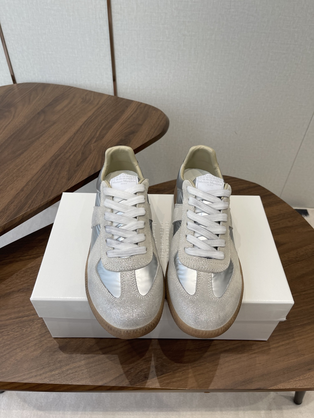 NO:788646,MaisonMargiela MM6 Margiela 26 new colors, couple model, moral training shoes, casual sports shoes, original purchase, development, production, genius designer brand, an affordable luxury brand. This German training shoe continues the classic T-shaped leather splicing design. It has been carefully improved by the design team many times, just to let you experience the most original military taste.  Material Special material/cloth surface, soft and delicate characteristics combined with fashionable cloth surface, making it extremely soft and comfortable while maintaining good breathability ~ Comfort and texture go hand in hand, making it easy to wear any combination in all seasons. Fabric Original custom-made imported cowhide. Lining imported soft sheepskin. Outsole original molded rubber material. Bottom thickness 2.5CM. Size women's 35-40 / men's 39-45 (women's 40).  Men's 45 (custom-made, non-refundable), casual shoes/sports shoes, masion margiela, masion margiela, sneakers, cowhide, sheepskin19860909MaisonMargiela MM6 马吉拉 26新色 情侣款 德训鞋 休闲 运动鞋 原版购入开发 做货 鬼才设计师品牌,一个轻奢品牌 这一款德国训练鞋延续了经典的T形真皮拼接设计,经过设计团队多次的精心改良,只为让您体验最原始的军旅味道 材质特殊材料/布面,柔软细腻的特点与时尚潮流的布面相结合,使其既有超高的柔软舒适度,又同时保持不错的透气性能~舒适与质感并行,轻松驾驭四季穿着任何搭配 面料原版定制进口牛皮 内里进口柔软羊皮里 大底原版开模橡胶材质 底厚2.5CM Size女款35-40 / 男款39-45（女40 男45订做不退换）,休闲鞋/运动鞋,masion margiela,masion margiela,sneakers,cowhide,sheepskin,Women's Shoes