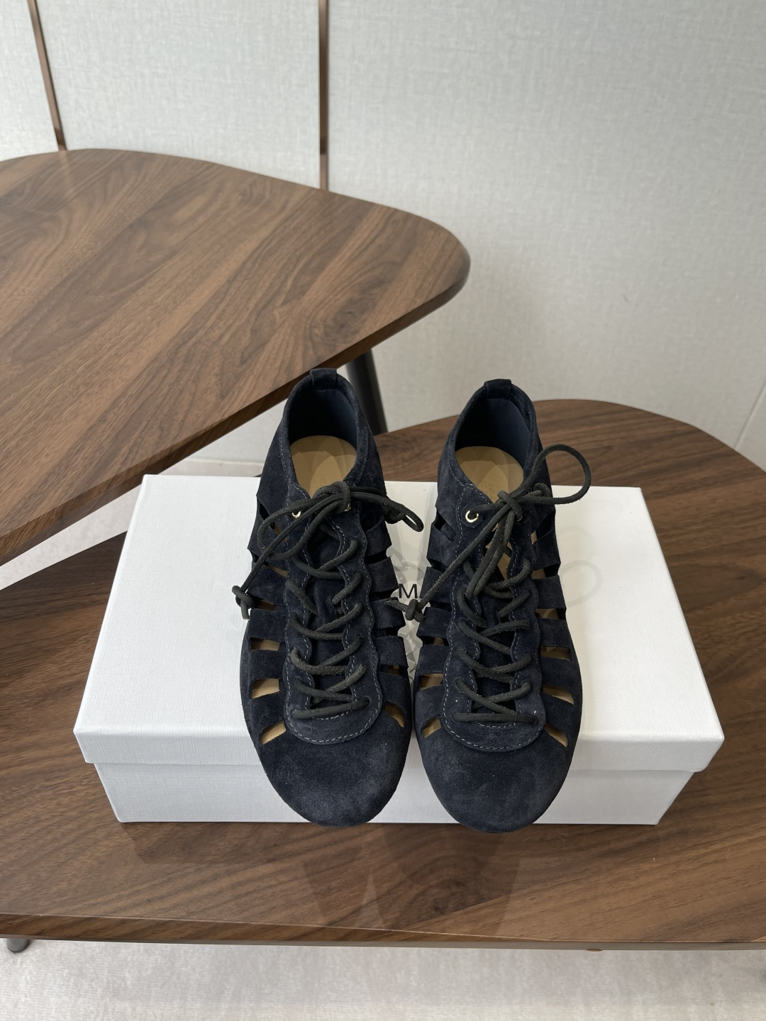 NO:788643,ISABEL MARANT2026 spring and summer new LEYZA lace-up ballet flats, effortless elegant style, hollow Roman style. The upper is made of high-mercerized cow suede, soft and skin-friendly, comfortable barefoot feeling, original Italian leather sole. Four colors: dark gray, caramel brown, khaki, off-white. Size 35-40 (40 customized), casual shoes/sports shoes, flats, sneakers, chamois leather19860909ISABEL MARANT2026春夏新款LEYZA 系带芭蕾平底鞋 ,不费力的优雅风格,镂空罗马风格 鞋面使用高丝光牛麂皮,柔软亲肤,舒适裸足感,原版意大利真皮底 四色入深灰,焦糖棕,卡其色,米白 码数35-40（40定做）,休闲鞋/运动鞋,flats,sneakers,chamois leather,Women's Shoes