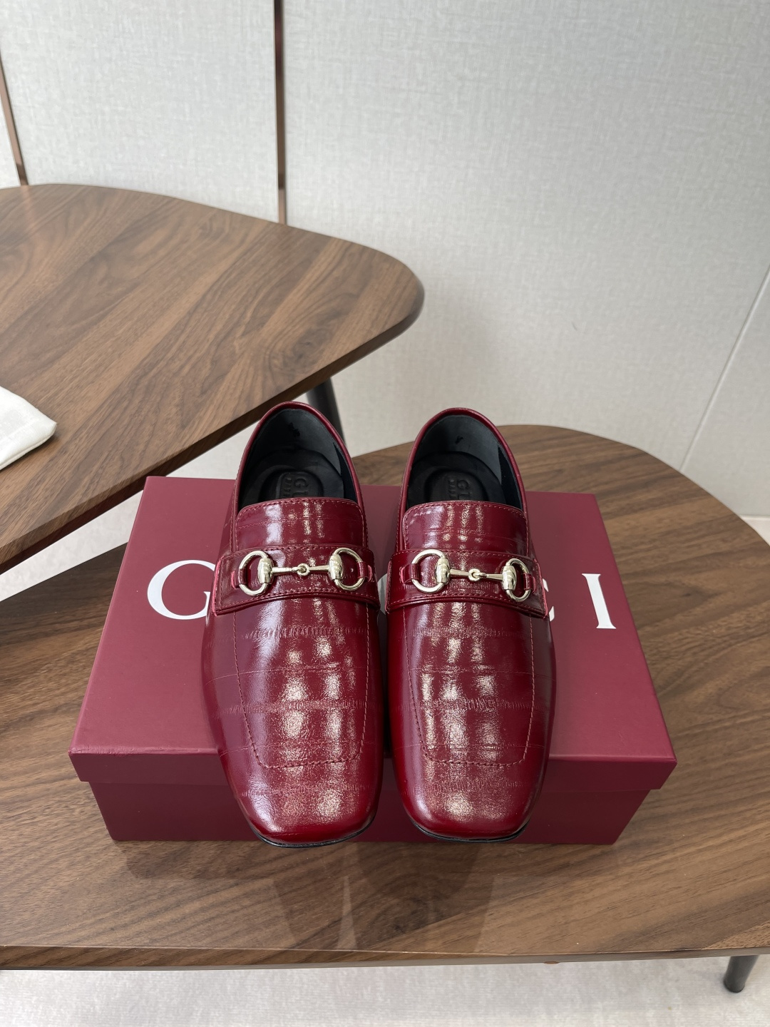 NO:788637,Gucci 26ss new spring and summer retro large-toe loafers. At first glance, this shoe seems inconspicuous. It is very simple without too many decorations, but it has a bit of retro flavor, cute and cute, and it looks good with any combination! Close your eyes and have a high sense of foot quality. The retro double-buckle shoes have a delicate texture ~ large square toe shoe shape, stiff and three-dimensional, not picky about the shape of your feet or people!  Fabric calf eel skin, sheepskin lining, outsole; leather outsole, leather midsole, size 35-40 (customized for 40), loafers, gucci, loafers, sheepskin, Leather soles19860909Gucci 26ss 春夏新款复古大头乐福鞋 第一眼看到这个鞋子感觉不起眼,没有过多的装饰很简单 但带有点复古味呆萌可爱随意搭配都好看!脚感要求高 的闭眼入,气质复古双扣鞋 质感细腻~大方头鞋型,挺括立体,不挑脚型不挑人！ 面料小牛鳗鱼皮 内里羊皮里 大底；真皮大底,真皮中底 码数35-40（40定做）,乐福鞋,gucci,loafers,sheepskin,Leather soles,Women's Shoes