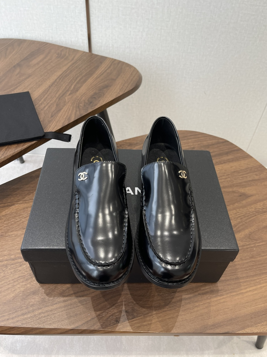 NO:788648,Chanel 26ss Xiaoxiang new style Xiaoxiang thick heel loafers single shoes, the must-have hot style of Chanel, goddess series, with the elegant and ladylike temperament of Chanel, super attractive, irresistible, heart-warming... Imported calfskin upper, original molded hardware logo, mixed sheepskin lining, outsole, Italian genuine leather outsole Size #35-41 (40 41  Customized (non-refundable), loafers, chanel, chanel, loafers, cowhide, sheepskin, Leather soles19860909Chanel 26ss 小香 新款 小香 粗跟 乐福鞋 单鞋 香家必备爆款 女神系列,拥有香家特色优雅名媛气质,超级耐看,让人无法抗拒,心动ing…… 鞋面进口小牛皮 原版开模五金logo 内里混种羊皮 大底意大利真皮大底 Size#35-41（40 41 定做不退换）,乐福鞋,chanel,chanel,loafers,cowhide,sheepskin,Leather soles,Women's Shoes