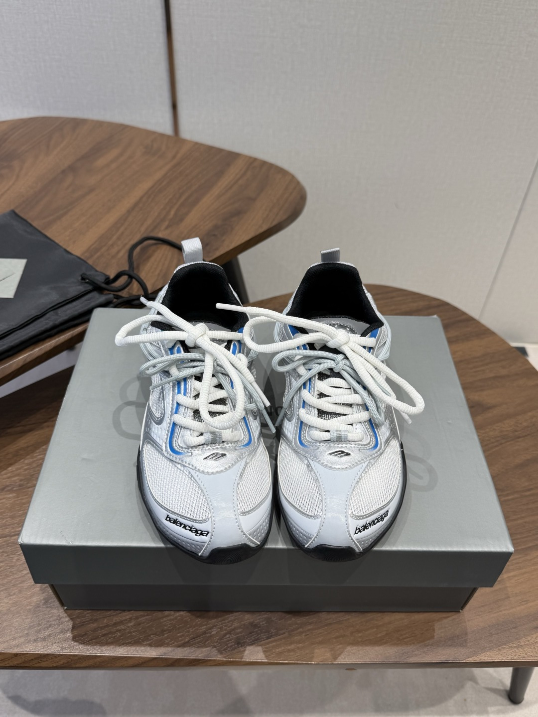 NO:788645,Balenciaga Balenciaga 26ss early spring new Monday Ultra distressed embossed logo casual shoes sports shoes a pair that feels good on your feet!  Only after I got this shoe did I understand what 'feeling like stepping on shit' means!  This appearance is gentle and clean, whether it is sporty or casual, it can easily hold on to whoever wears it, and it can directly control the fashion sense!  The upper is made of original imported cloth/nylon cloth, the inner foot pad is breathable mesh, the outsole is original custom-made non-slip rubber outsole Size35-39 (40 41 custom-made, non-returnable), casual shoes/sports shoes, balenciaga, balenciaga, sneakers19860909Balenciaga 巴黎世家 26ss早春新款 Monday Ultra 做旧 压纹标识 休闲鞋 运动鞋 脚感很好的一双！ 到手这款鞋才明白啥叫“踩屎感”！ 这颜值 又温柔又干净 无论是运动风还是休闲穿搭它都能轻松hold住 谁穿谁好看 直接拿捏时尚感！ 鞋面采用原版进口布/尼龙布 内里垫脚透气网 大底原版定制防滑橡胶大底 Size35-39（40 41定做不退换）,休闲鞋/运动鞋,balenciaga,balenciaga,sneakers,Women's Shoes