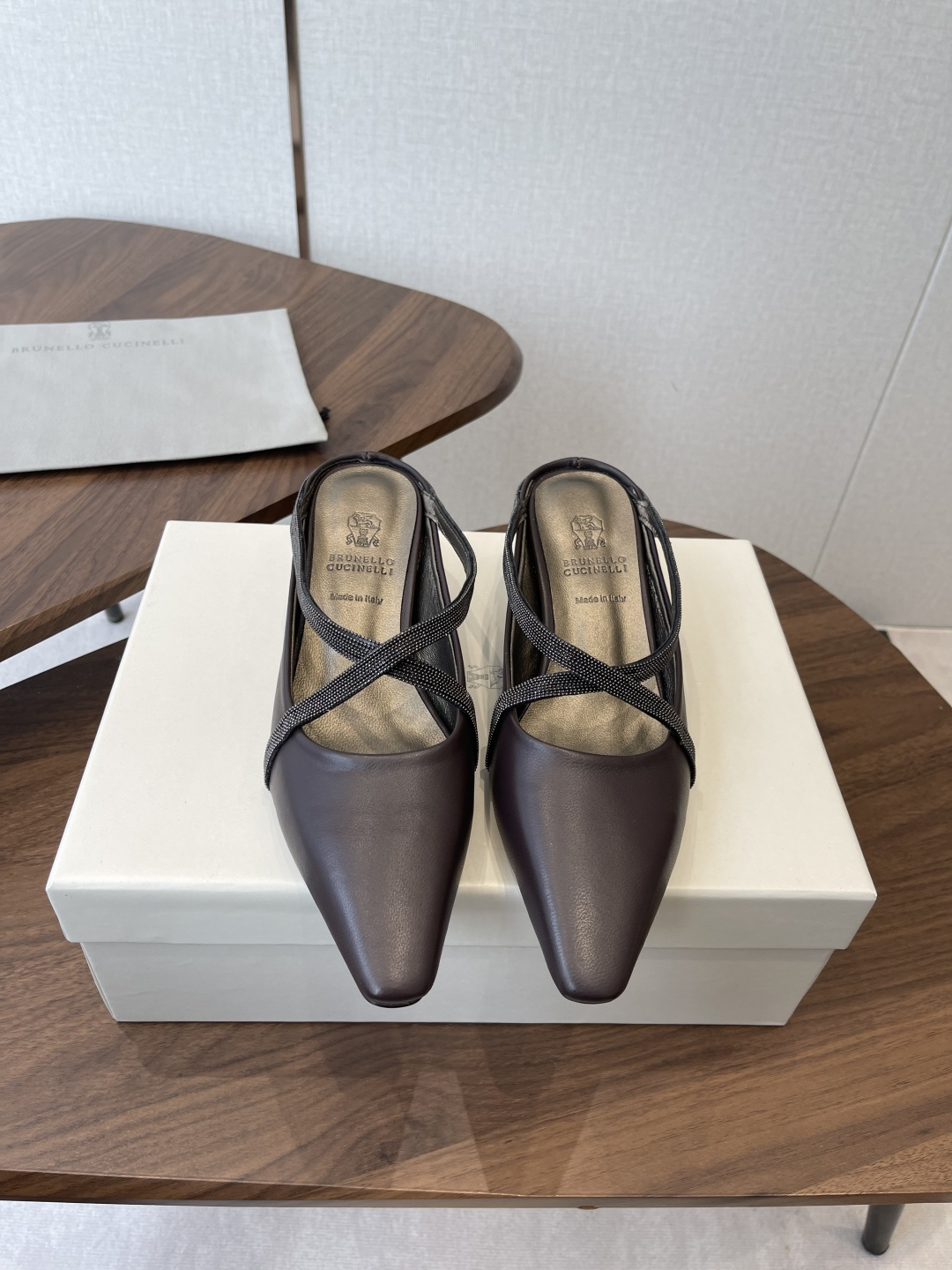 NO:789101,BrunelloCucinell*·BC 26ss spring and summer high-heeled square-toe sandals. Square-toe shoes are always very feminine, elegant, refined, not hasty or slow, and have a kind of temperament that many loafers cannot match. But if pointed-toe high-heeled shoes are tired after wearing them for a long time, then a pair of square-toe flat shoes that are easy to wear and look good are just needed. Imported cowhide, fine leather, foot feel is very important. Needless to say, there is no need to say more. Women know the importance of a good pair of shoes to avoid all kinds of friction and wear on the feet.  Delicate texture is a must. Material: imported cowhide. Foot pads: sheepskin. Outsole: genuine leather sole imported from Italy. Size#35-41 (40-41 custom-made, non-refundable) 3. Half drag, brunello cucinelli, loafers, sandals, flats, high heels, cowhide, sheepskin19860909BrunelloCucinell*·BC 26ss春夏高跟方头凉鞋 方头鞋一贯是很有女人味的 优雅 精致不急不缓 是有一种气质的这是很多乐福鞋比拟不了的 但是如果尖头高跟鞋穿久了累 那么一双好穿好看的方头平底鞋就是刚需了 进口牛皮 皮质细腻 脚感很重要 这个不需要多说 女人太懂一双好鞋的重要性了 避免各种摩擦磨脚 细腻的质感就是必须要有的 材质:进口牛皮 垫脚:羊皮 大底:意大利进口真皮底 Size#35-41（40 41订做不退换）3,半拖,brunello cucinelli,loafers,sandals,flats,high heels,cowhide,sheepskin,Women's Shoes