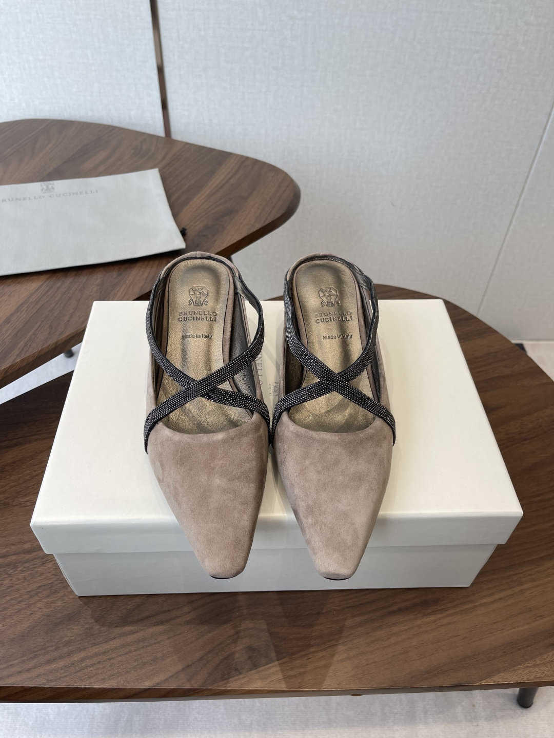 NO:789103,BrunelloCucinell*·BC 26ss spring and summer high-heeled square-toe sandals. Square-toe shoes are always very feminine, elegant, refined, not hasty or slow, and have a kind of temperament that many loafers cannot match. But if pointed-toe high-heeled shoes are tired after wearing them for a long time, then a pair of square-toe flat shoes that are easy to wear and look good are just needed. Imported cowhide, fine leather, foot feel is very important. Needless to say, there is no need to say more. Women know the importance of a good pair of shoes to avoid all kinds of friction and wear on the feet.  Delicate texture is a must. Material: imported cowhide. Foot pads: sheepskin. Outsole: genuine leather sole imported from Italy. Size#35-41 (40-41 custom-made, non-refundable) 3. Half drag, brunello cucinelli, loafers, sandals, flats, high heels, cowhide, sheepskin19860909BrunelloCucinell*·BC 26ss春夏高跟方头凉鞋 方头鞋一贯是很有女人味的 优雅 精致不急不缓 是有一种气质的这是很多乐福鞋比拟不了的 但是如果尖头高跟鞋穿久了累 那么一双好穿好看的方头平底鞋就是刚需了 进口牛皮 皮质细腻 脚感很重要 这个不需要多说 女人太懂一双好鞋的重要性了 避免各种摩擦磨脚 细腻的质感就是必须要有的 材质:进口牛皮 垫脚:羊皮 大底:意大利进口真皮底 Size#35-41（40 41订做不退换）3,半拖,brunello cucinelli,loafers,sandals,flats,high heels,cowhide,sheepskin,Women's Shoes